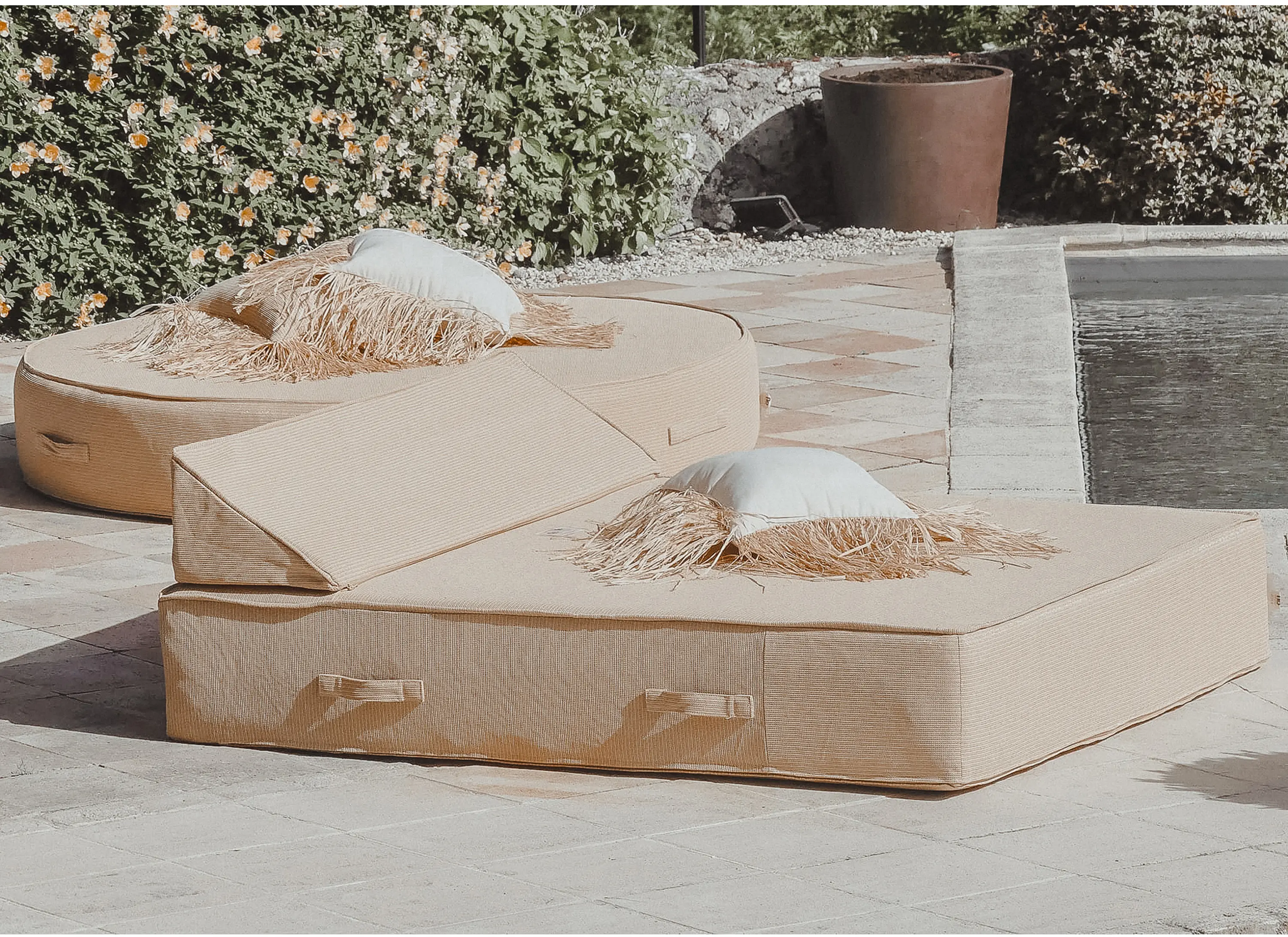 MX HOME - Beds and foam Mattresses | Outdoor foam bed - round - beige "raffia effect"