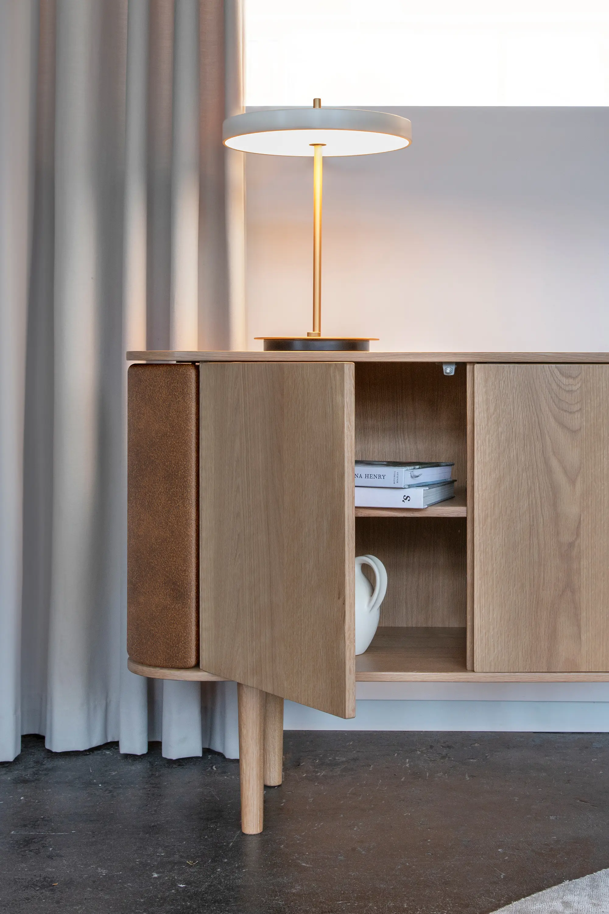 UMAGE - Asteria | table lamp, pearl white, brass