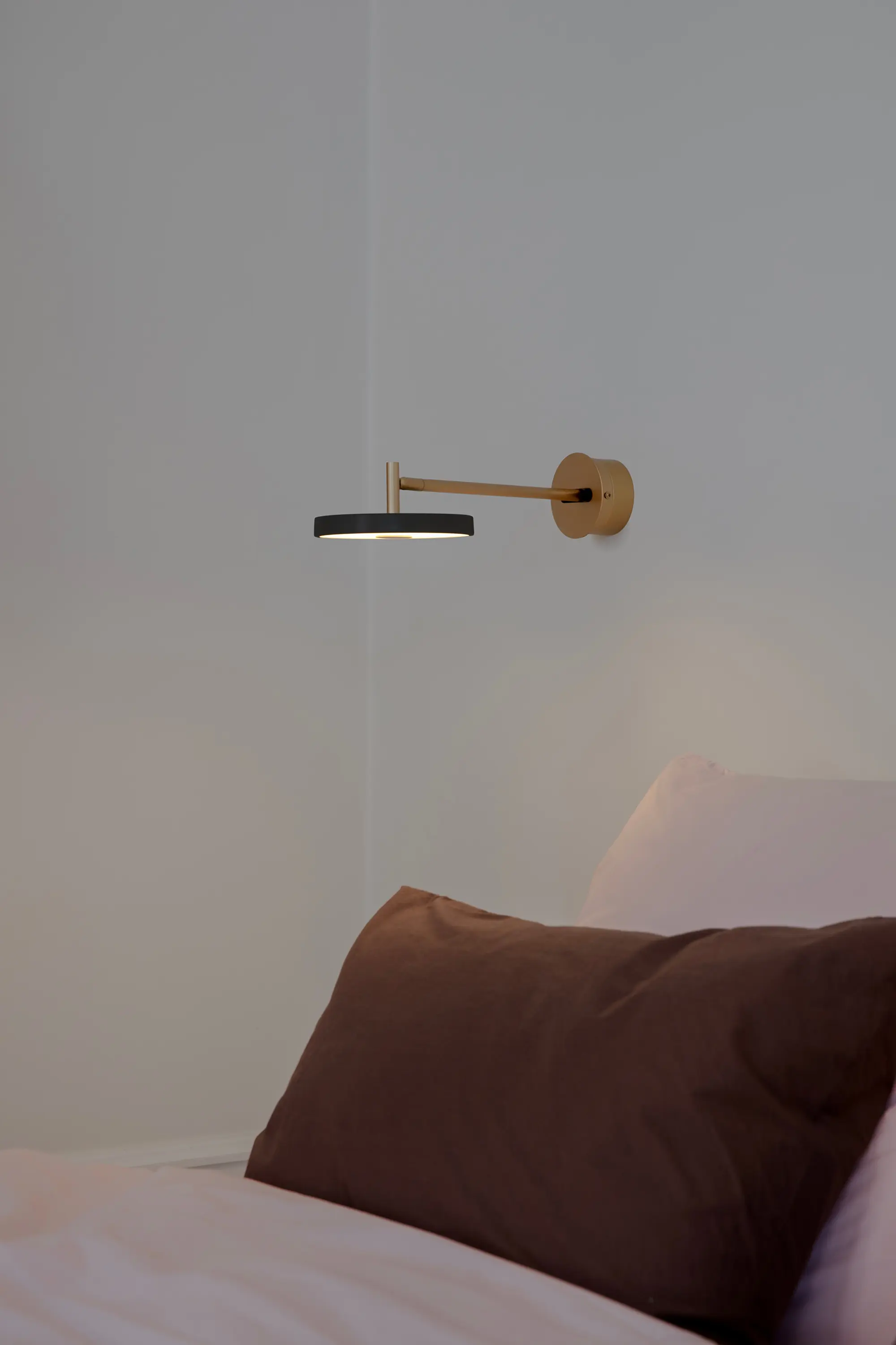 UMAGE - Asteria Wall | wall lamp, long, black, brass