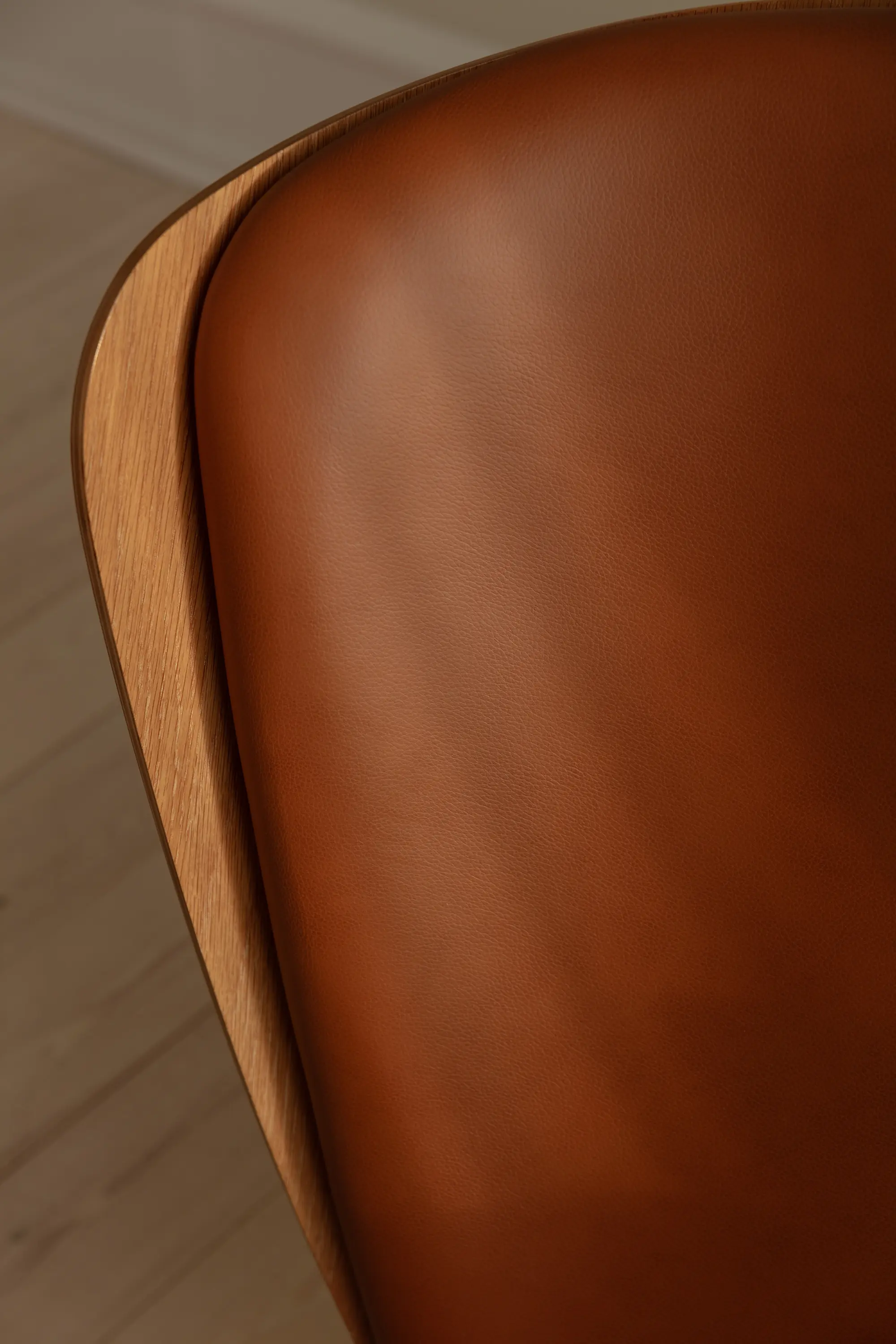 UMAGE - The Reader | wing chair, oak, hope leather, cognac