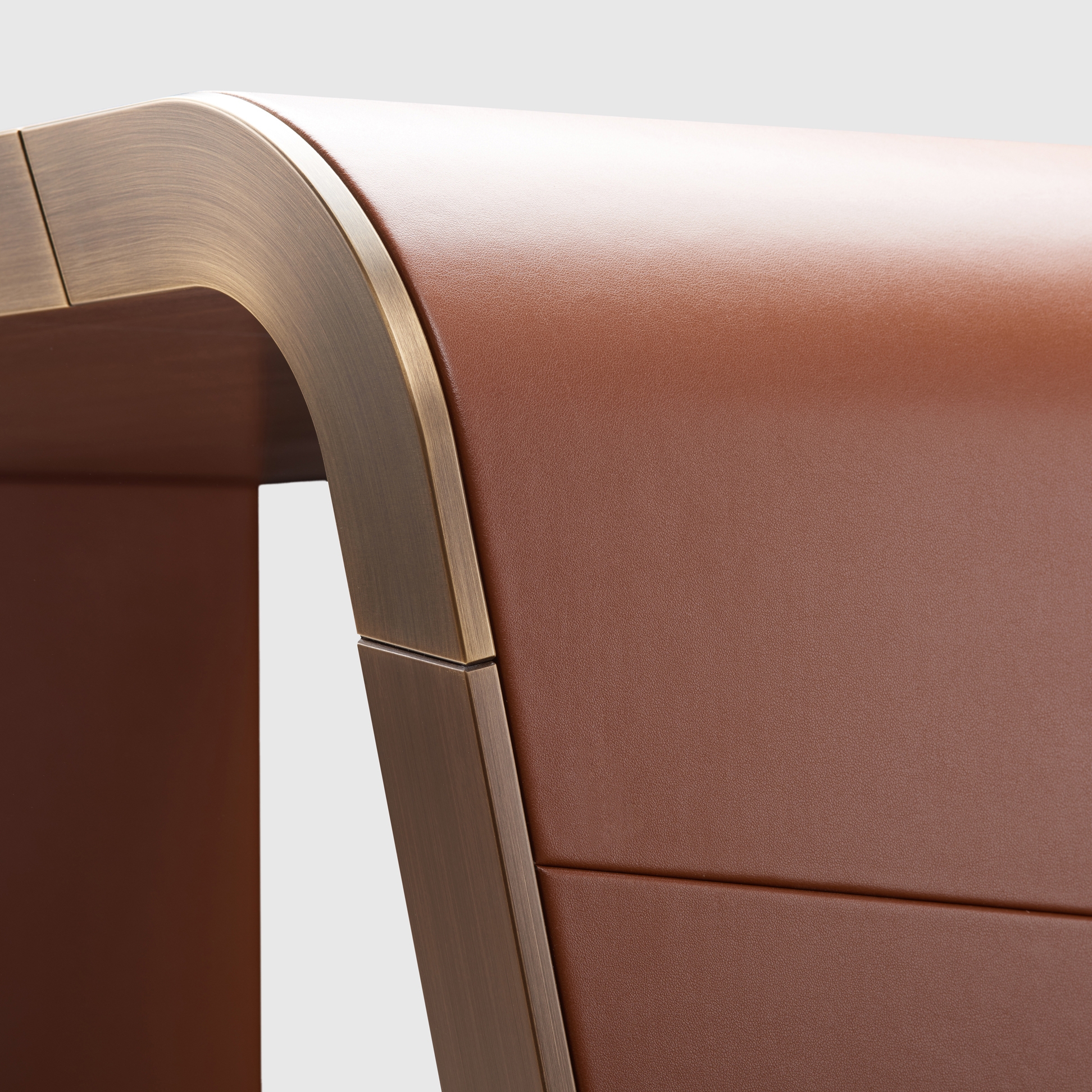 Afficher le produit Designer Table Combining Leather and Brass Accents du fabricant barth 