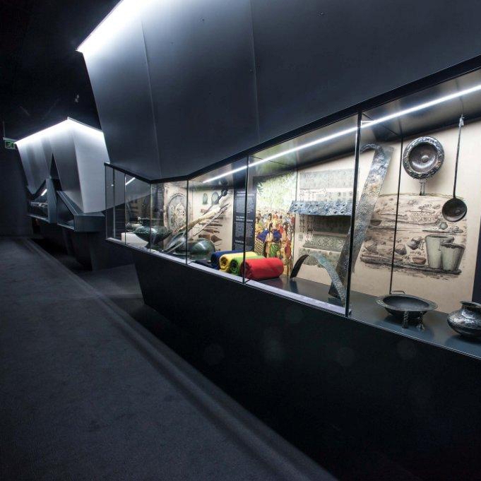 Display product Asymmetrically Wall Display from manufacturer barth 
