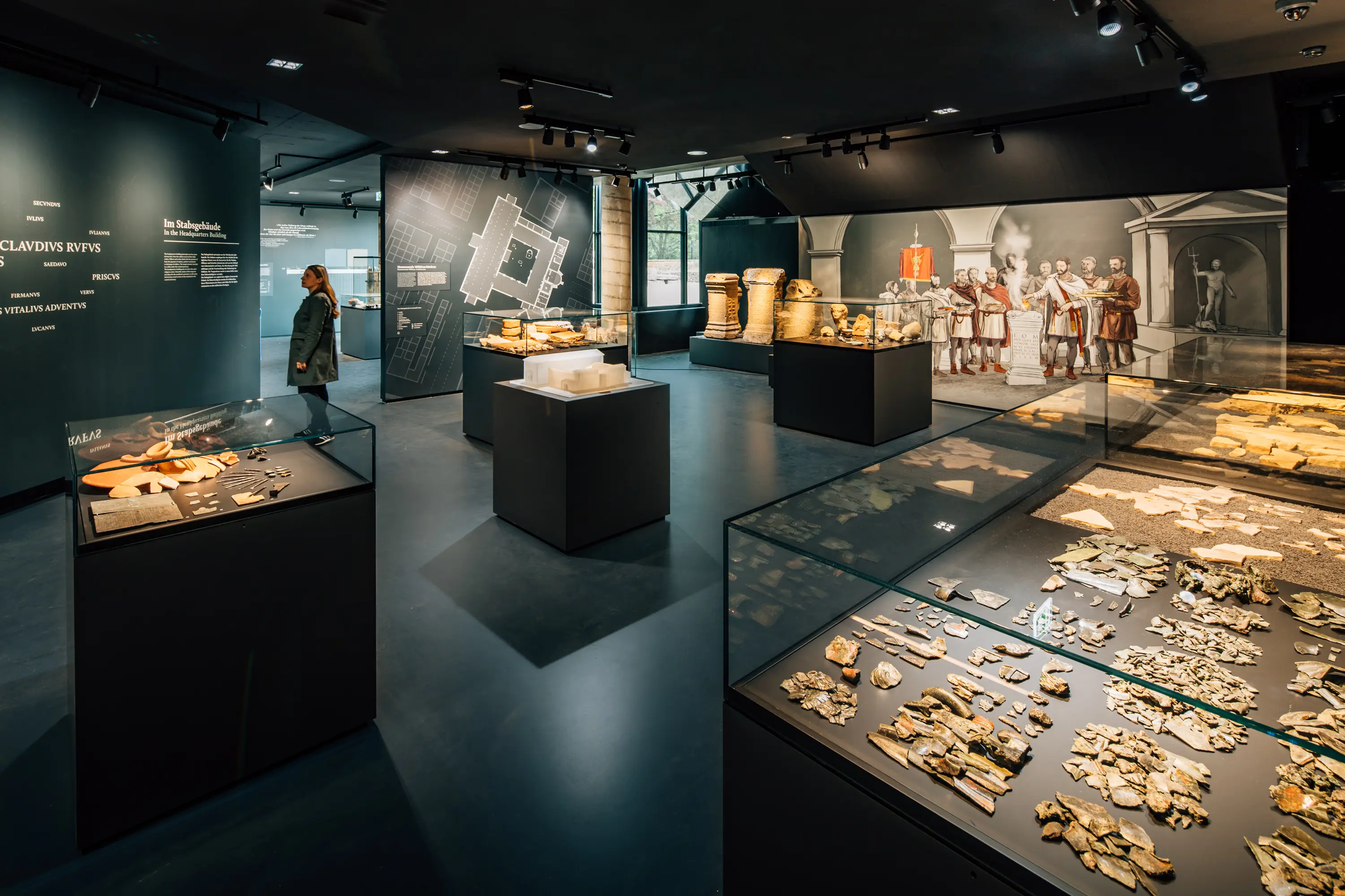 barth  - Freestanding Display Cases