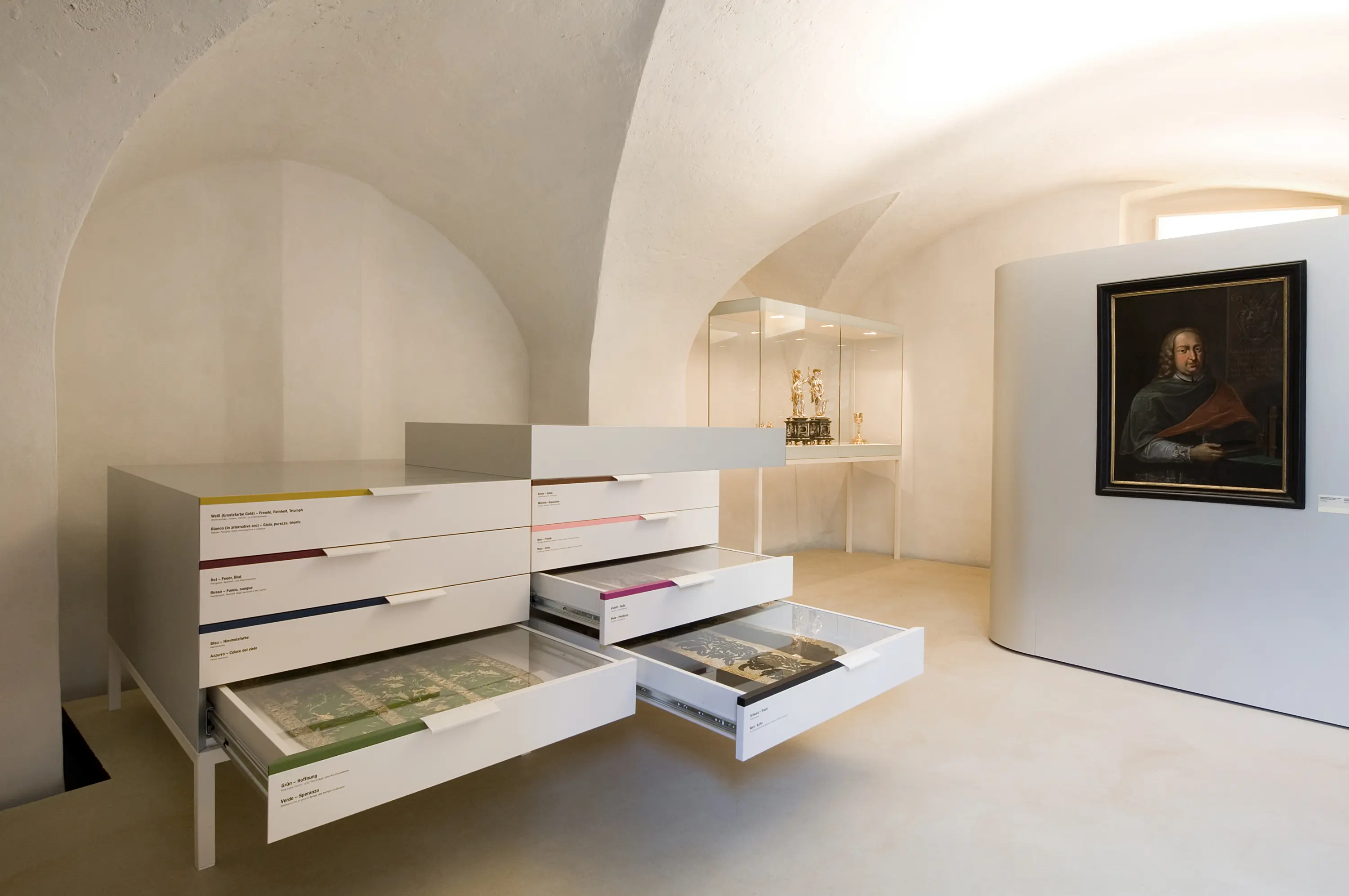 barth - Kommode mit integrierten Vitrinen