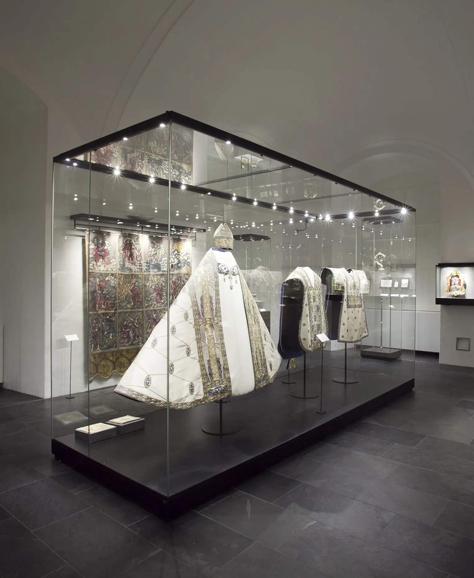 barth - Large Display Case