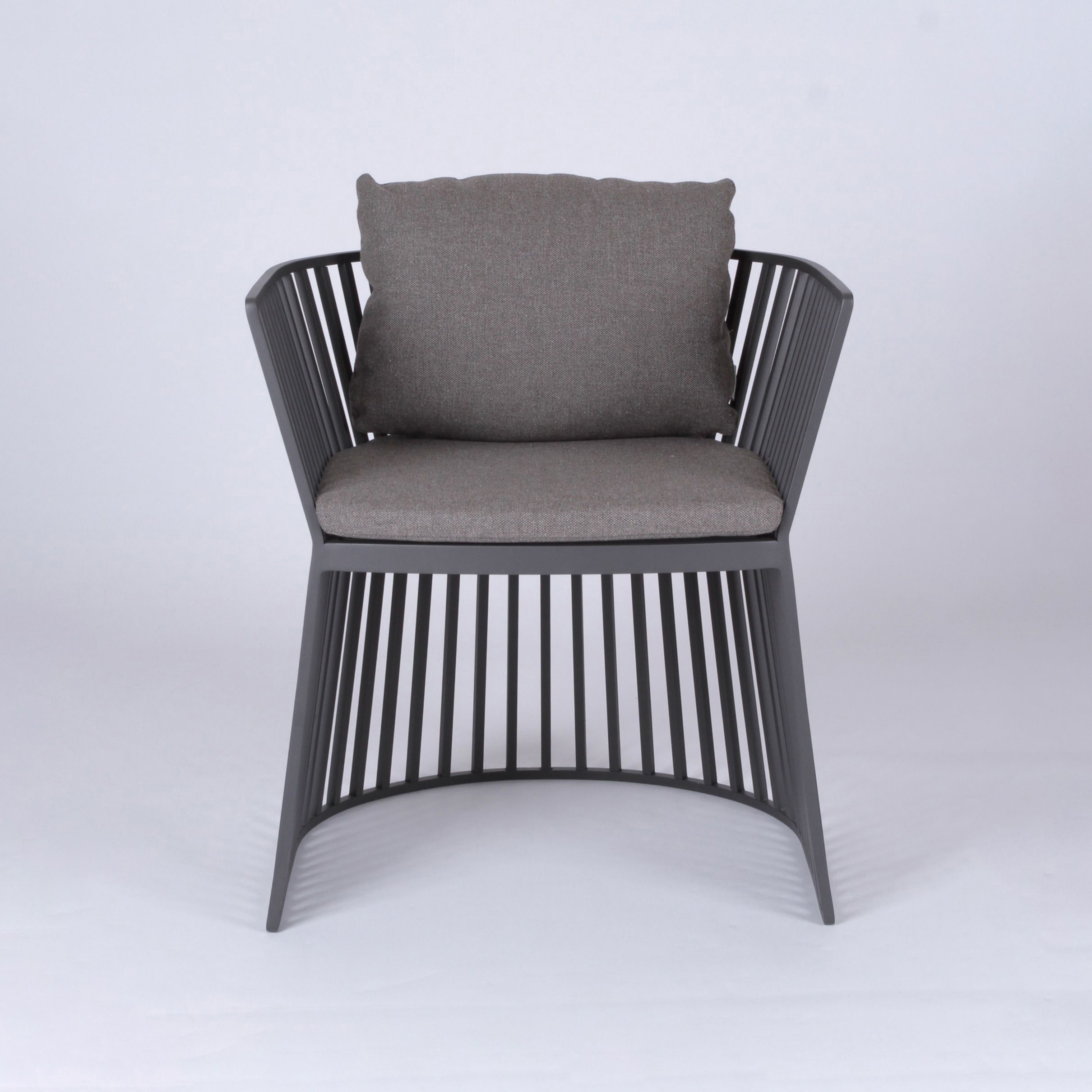 Afficher le produit Lulu Dining Armchair du fabricant Design Pergola