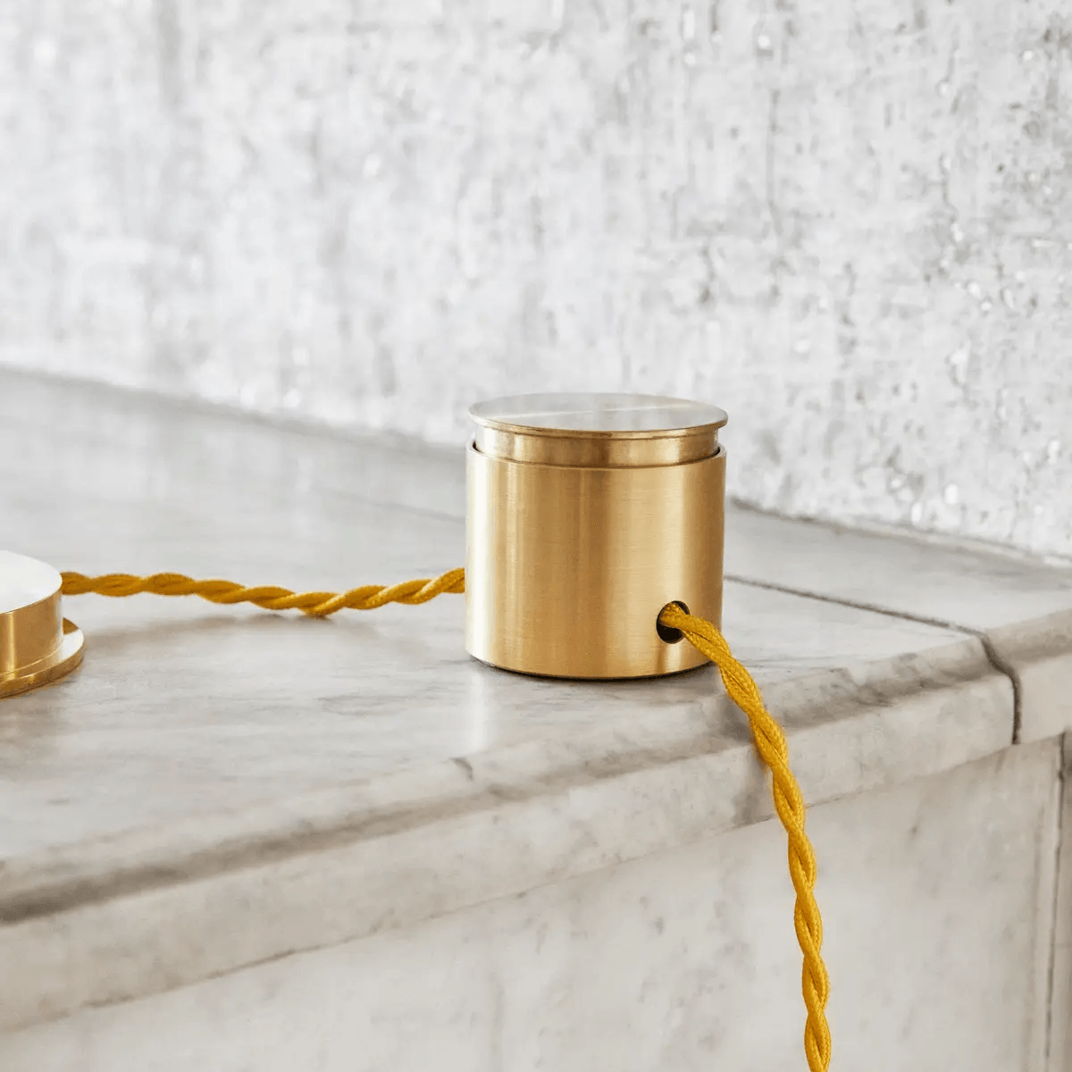 Produkt 2" on/off Floor switch in brass des Herstellers LVL - USA anzeigen