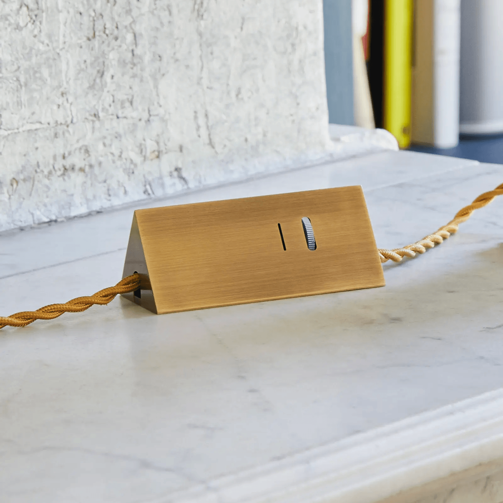 Mostra il prodotto Triangle on/off dimmer floor switch in brass del produttore LVL - USA
