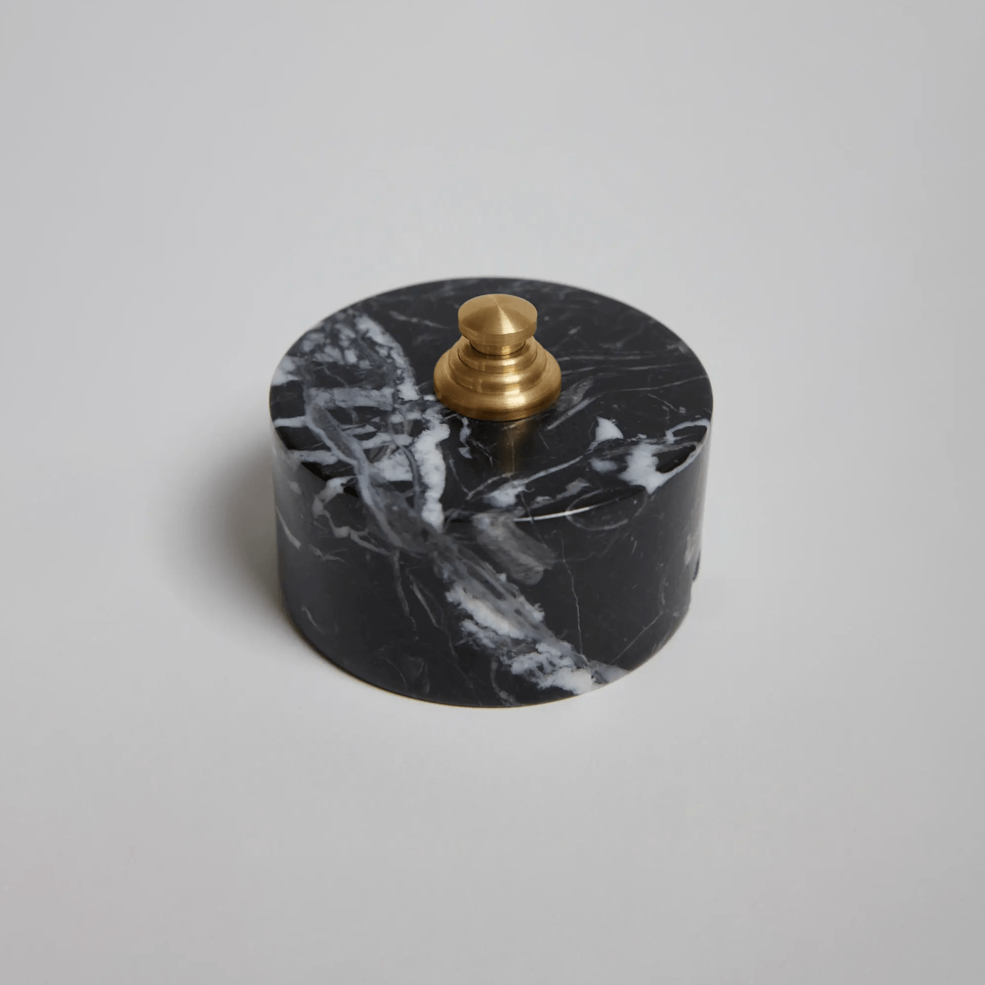 Produkt 2" on/off Floor switch in Black Carrara Marble des Herstellers LVL - USA anzeigen