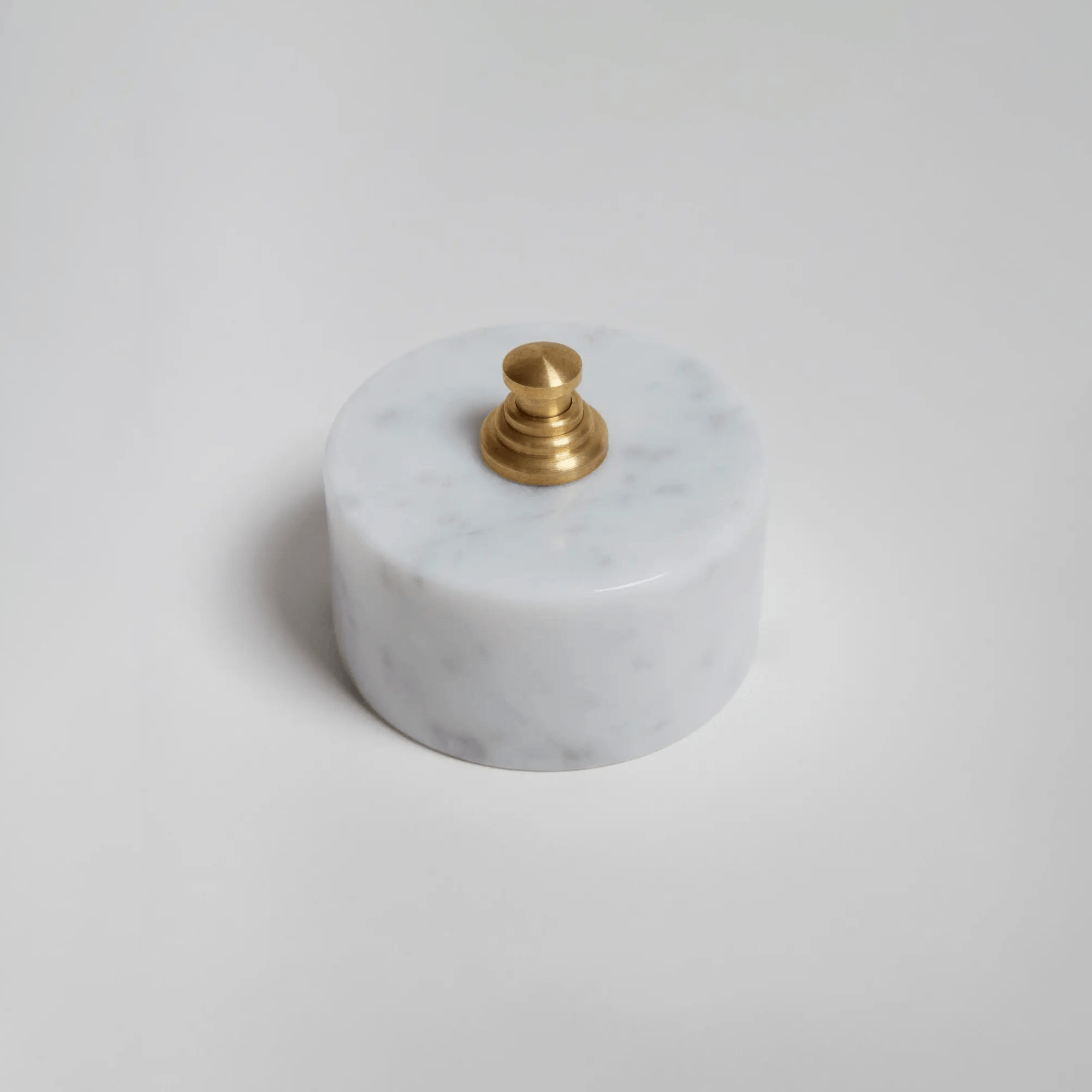Produkt 2" on/off Floor switch in white Carrara Marble des Herstellers LVL - USA anzeigen