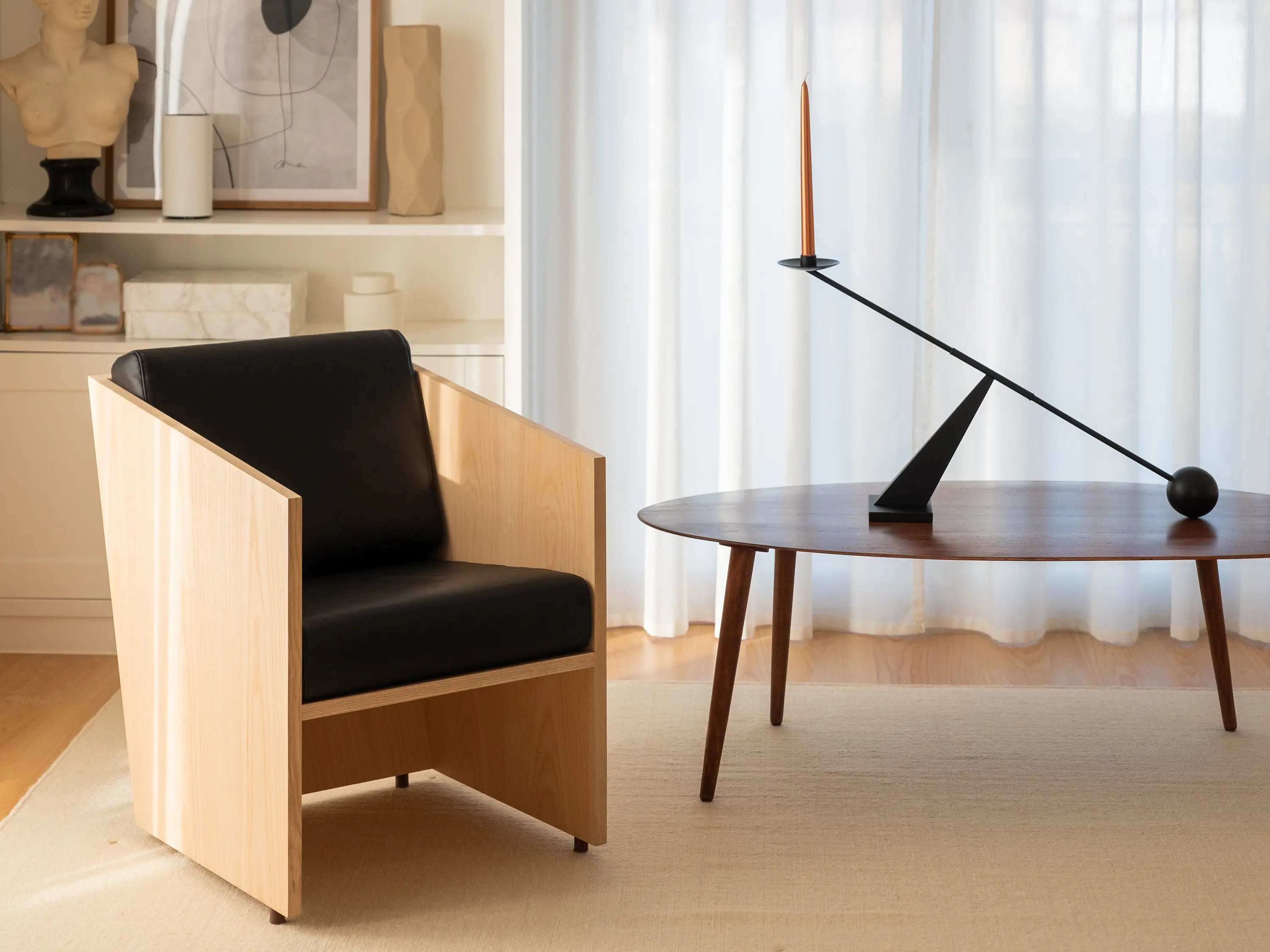 ALCANTARA CHAIR - ÁLVARO SIZA'S ARMCHAIR IN ASH AND BLACK LEATHER