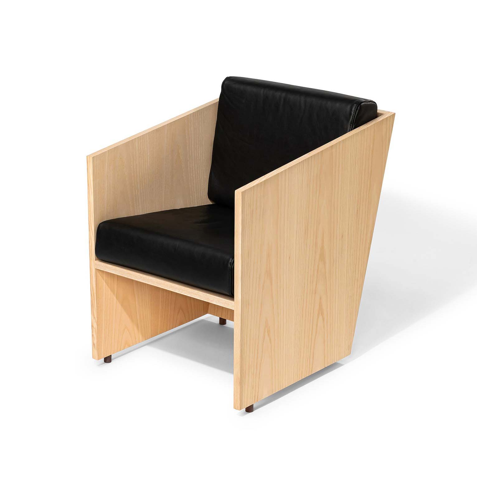 Produkt ALCANTARA chair - Álvaro Siza's armchair in Ash and Black Leather des Herstellers MOR Design anzeigen