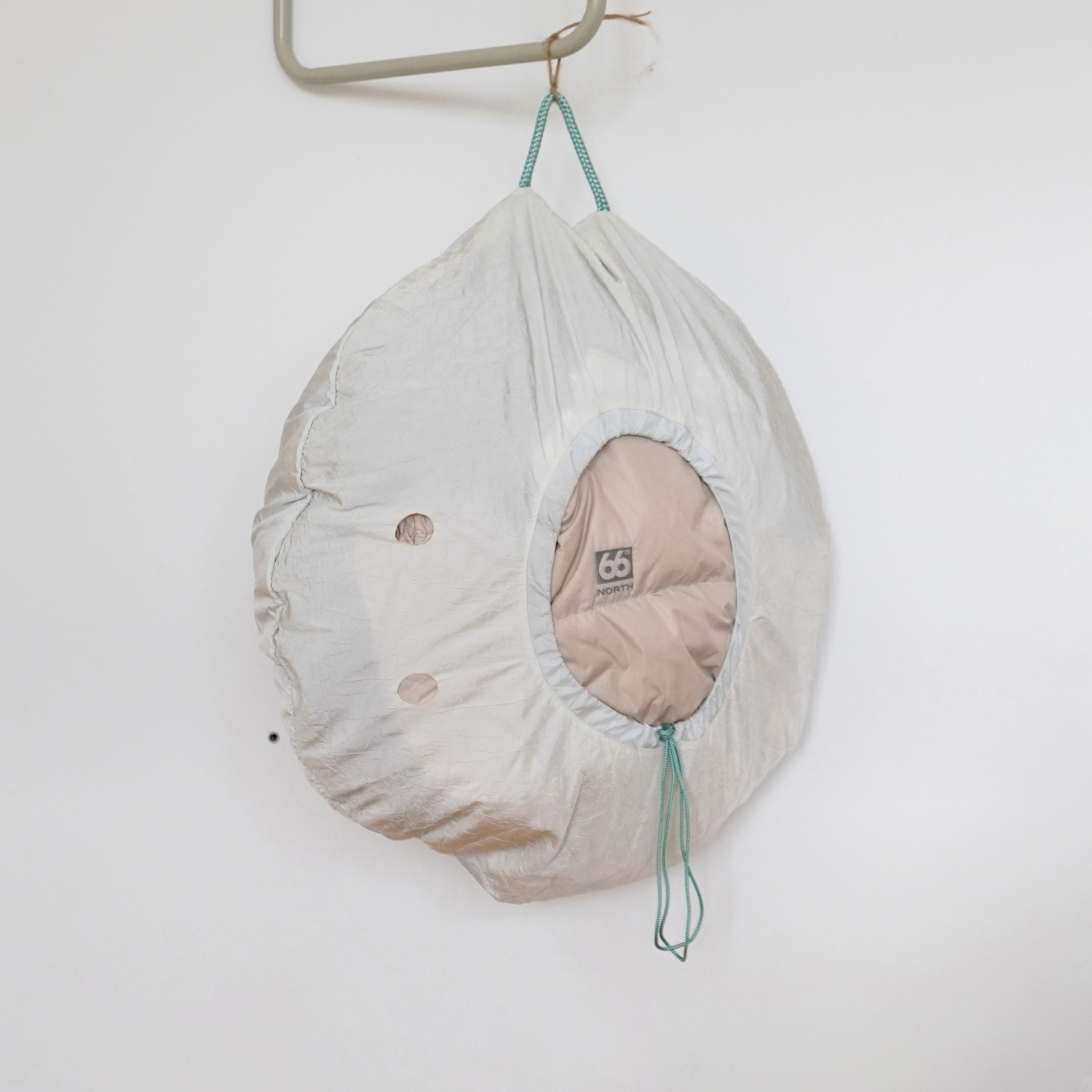 Afficher le produit Empty Airbag Pillow/Storage du fabricant FOLK