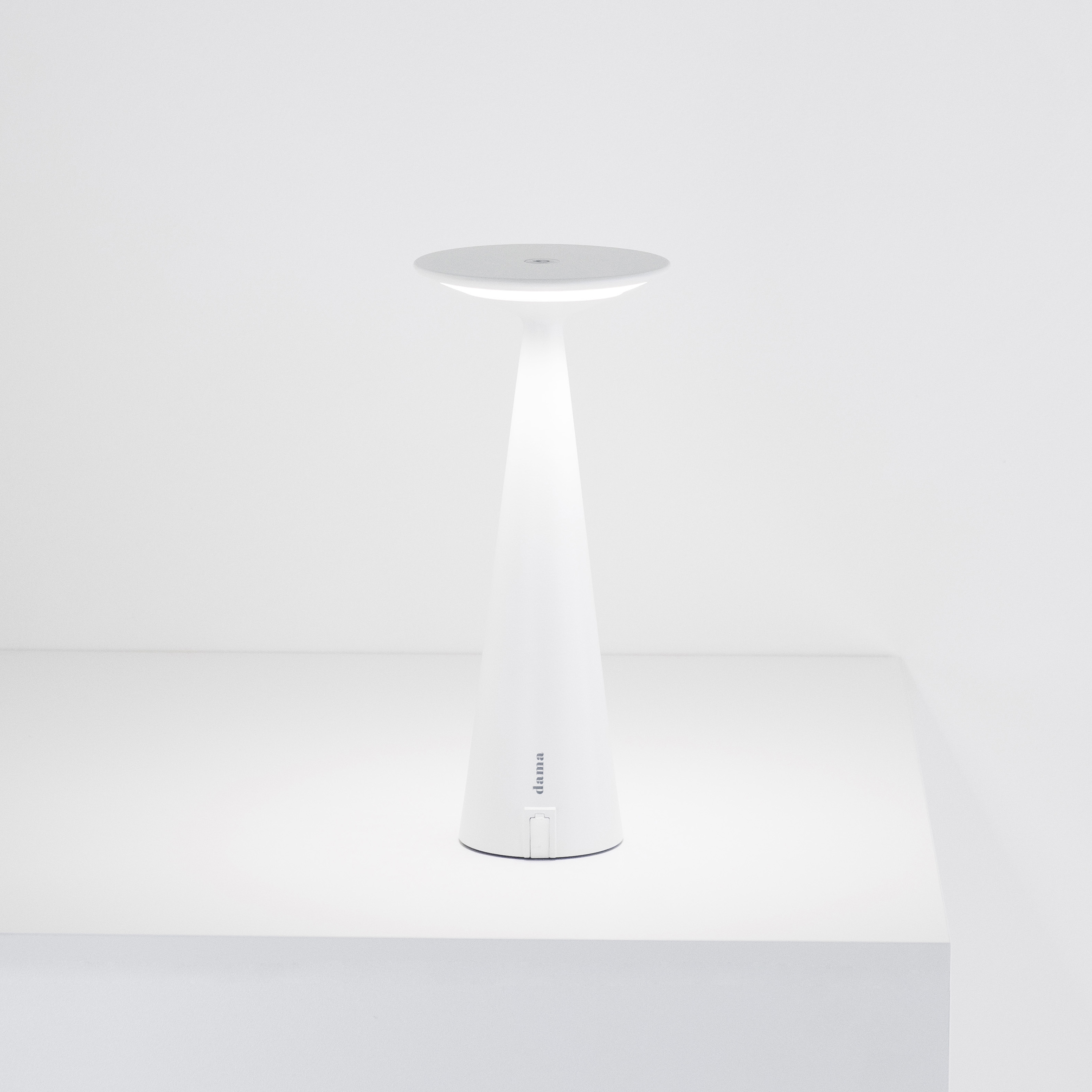 Dama table lamp