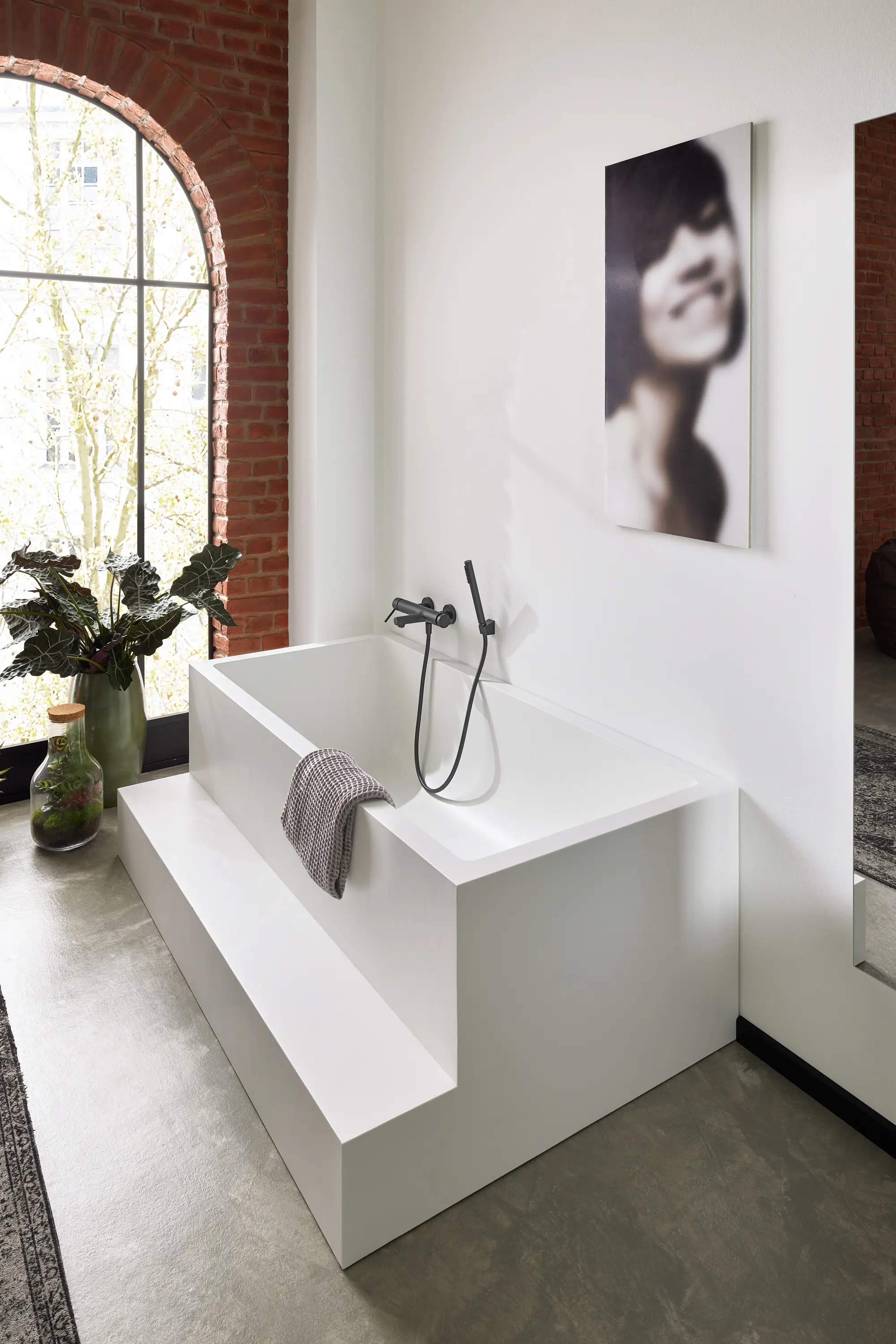 Vigour - Back-to-wall bath solid surface white 2-sided left matt white with step