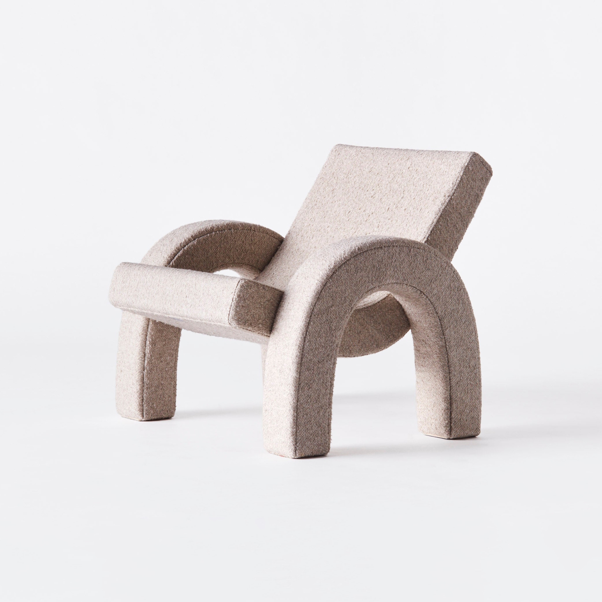 Vertoon produk Arco Lounge Chair Boucle Natural van vervaardiger Dusty deco