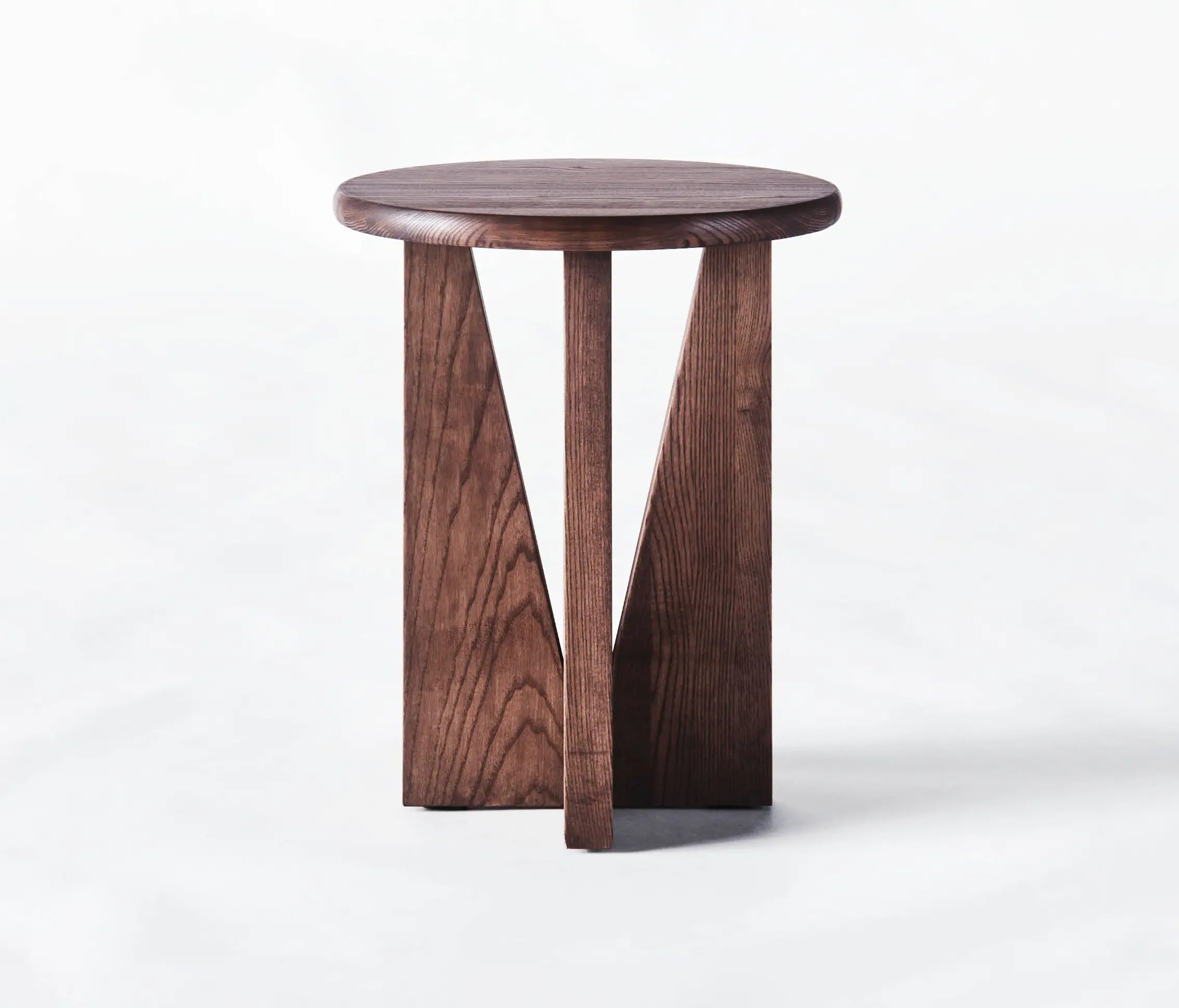 Dusty deco - V Side Table Stained Ash