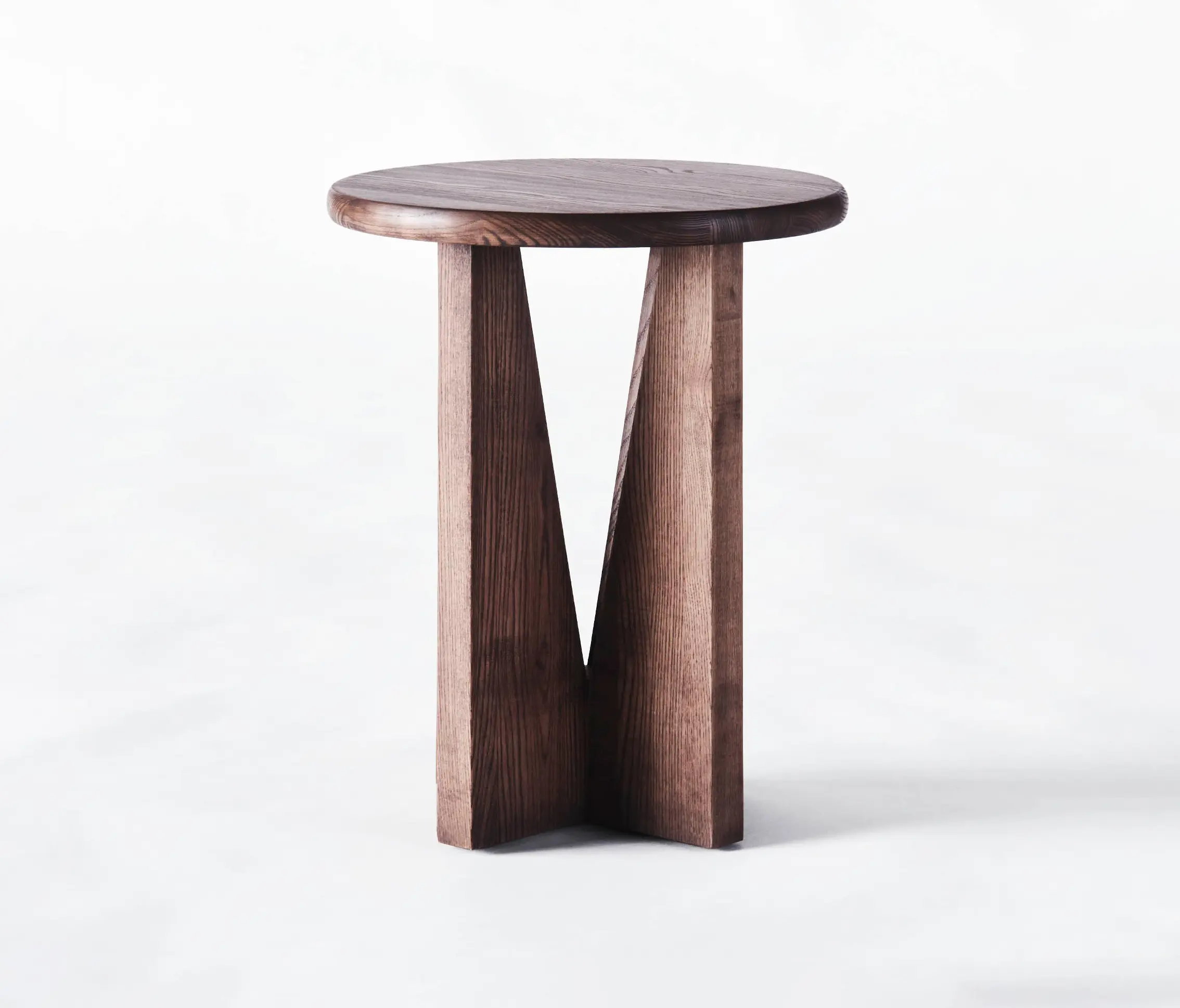 Dusty deco - V Side Table Stained Ash