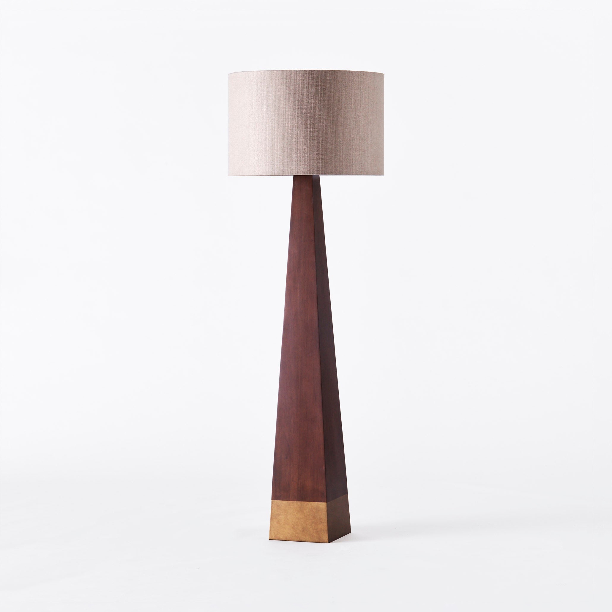 Mostra il prodotto Pyramid Floor Lamp del produttore Dusty deco