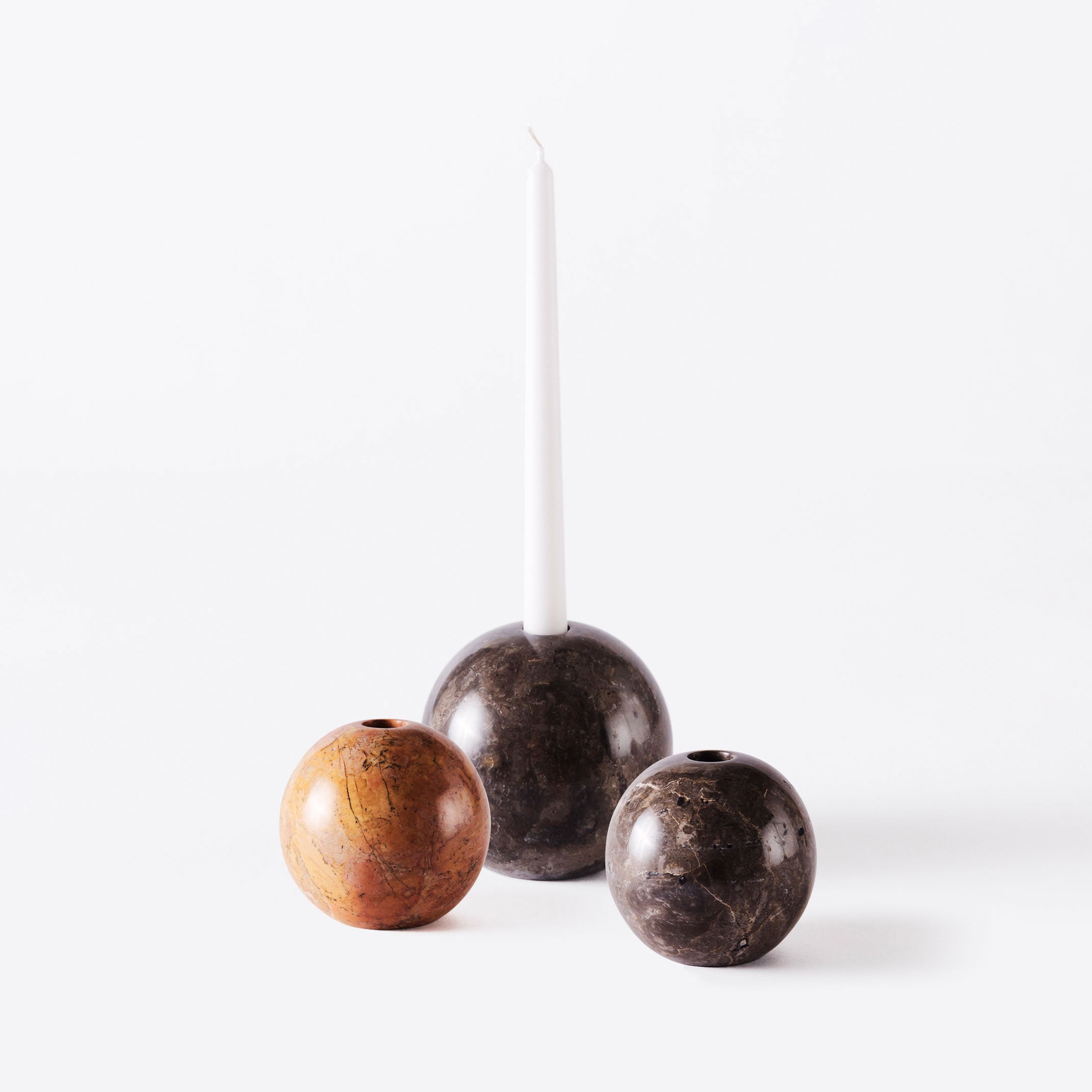 Vertoon produk Sphere Candle Holders - Set Of 3 Grey van vervaardiger Dusty deco