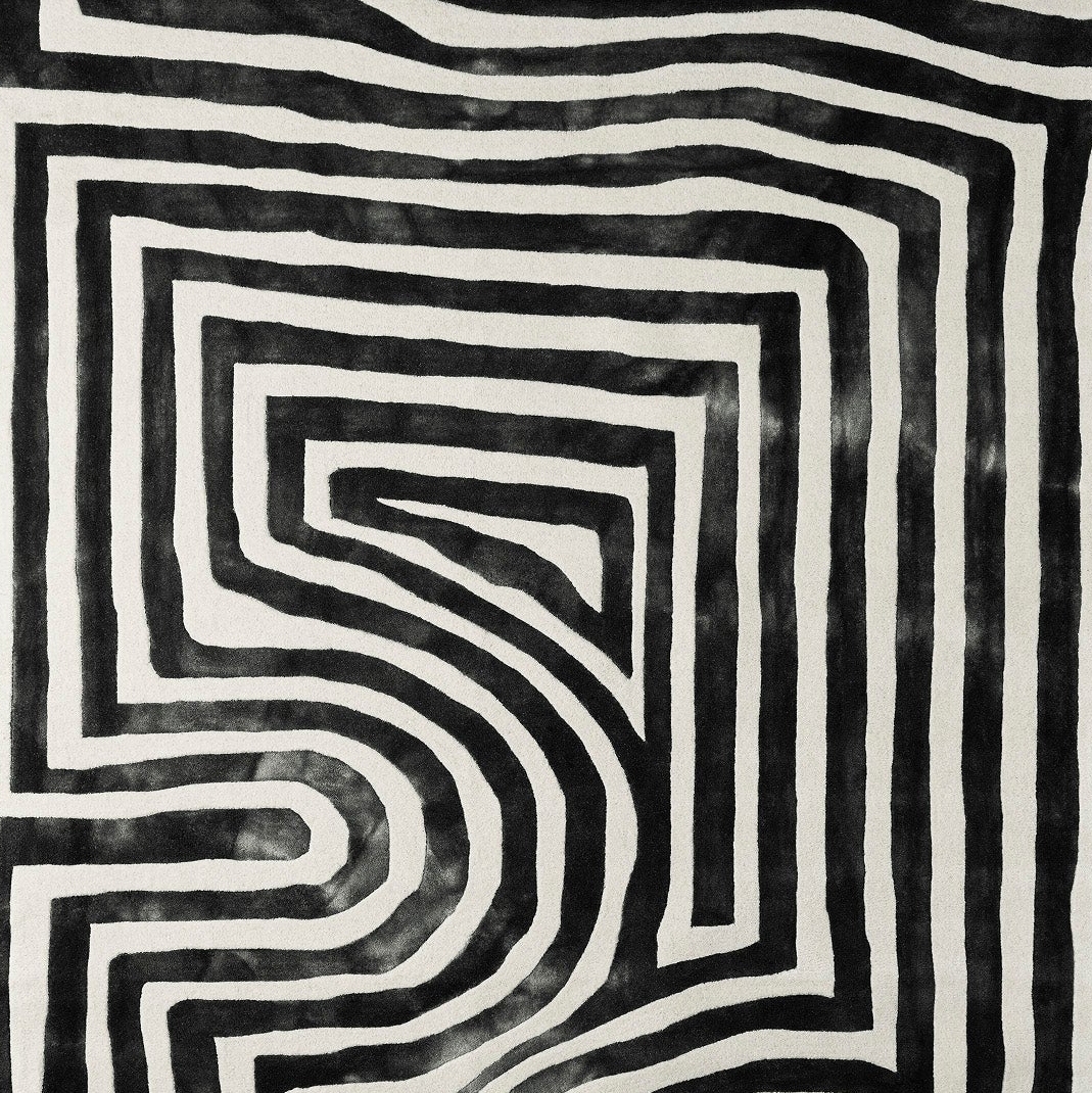 Mostra il prodotto Psychedelic Labyrinth Charcoal Dip Dye Rug | 300x400cm del produttore Dusty deco