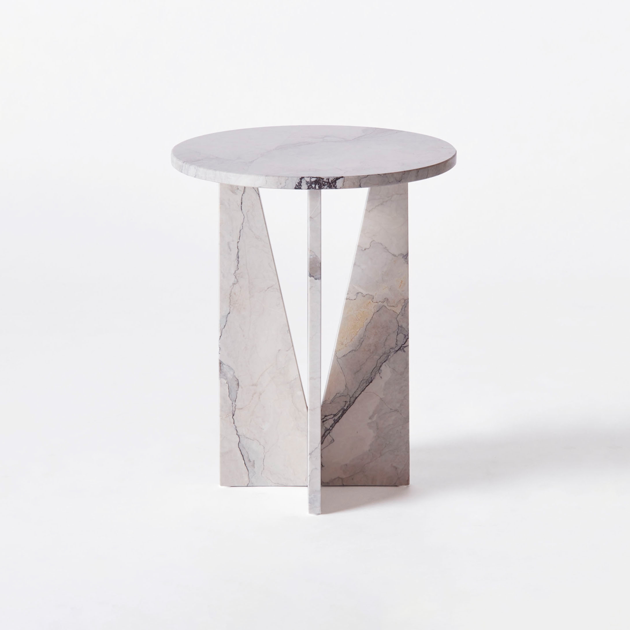Mostrar el producto V Side Table Albanian Grey del fabricante Dusty deco
