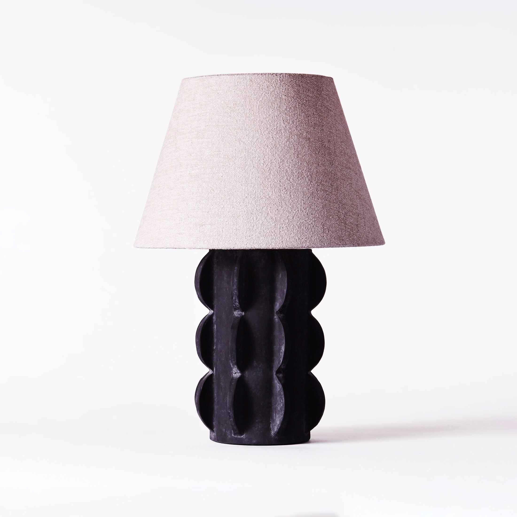Vertoon produk Arcissimo Table Lamp Large Black van vervaardiger Dusty deco