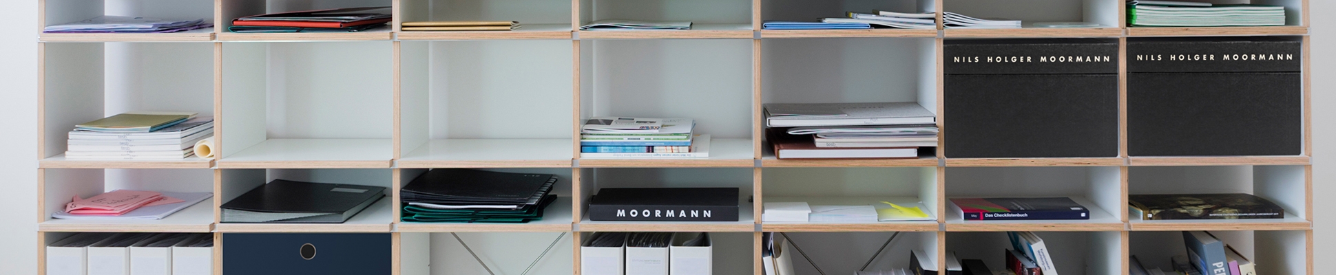 Entdecke die Welt des Herstellers Nils Holger Moormann