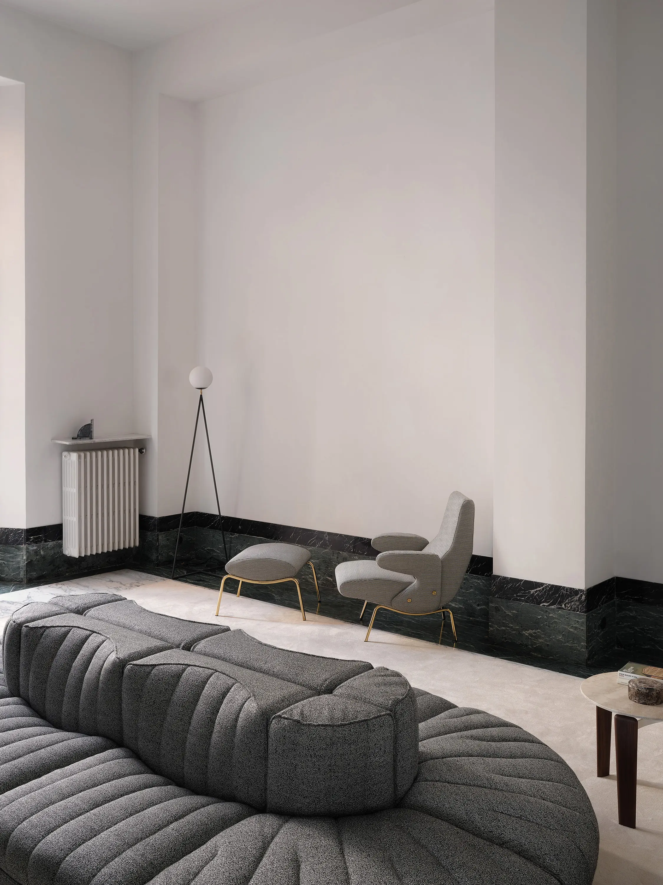 ARFLEX - Delfino Pouf - Version mit galvanisch gold lackierter Basis