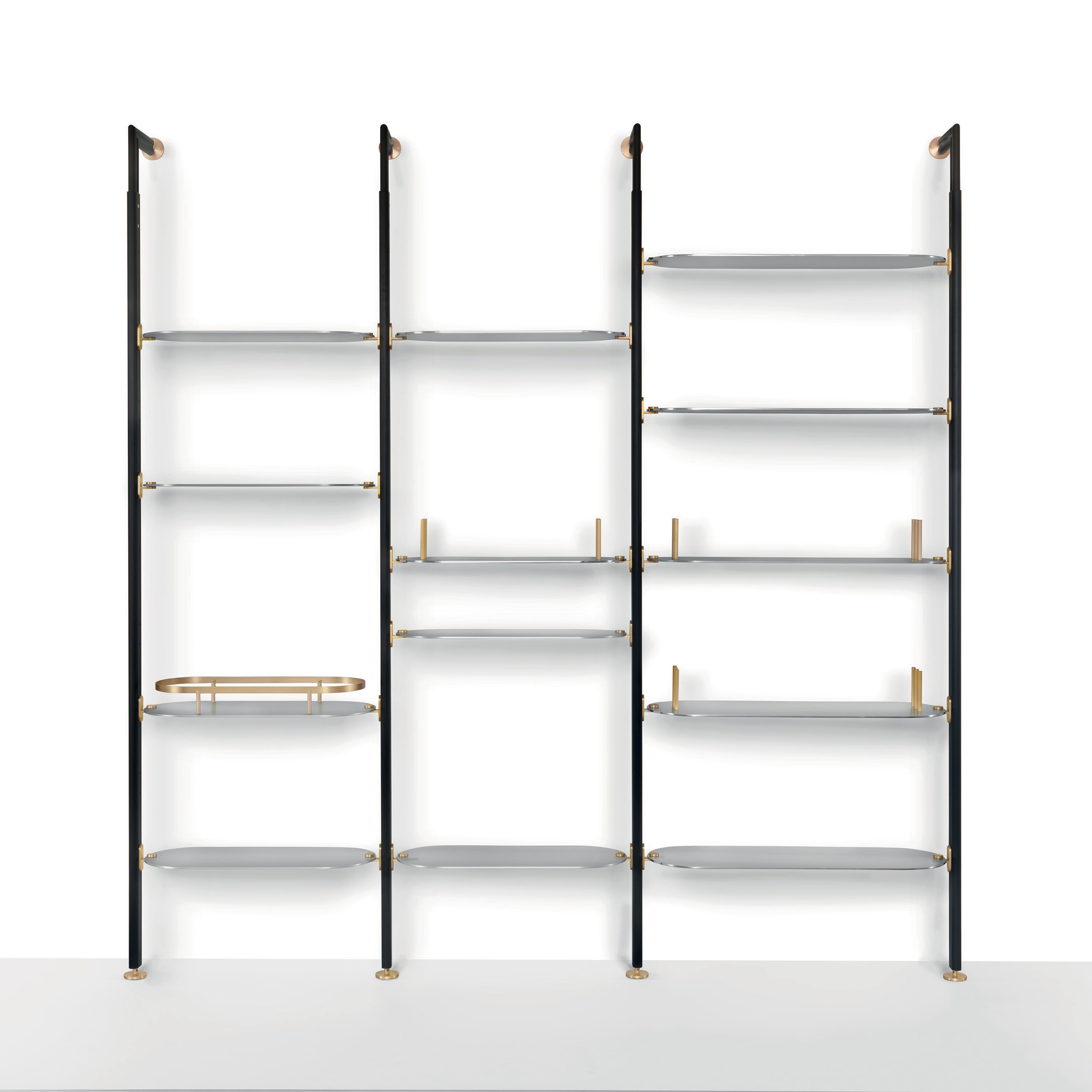 Produkt Alba Bücherregal - Version mit Wandbefestigung und Regalen aus satiniert eloxiertem Aluminium des Herstellers ARFLEX anzeigen