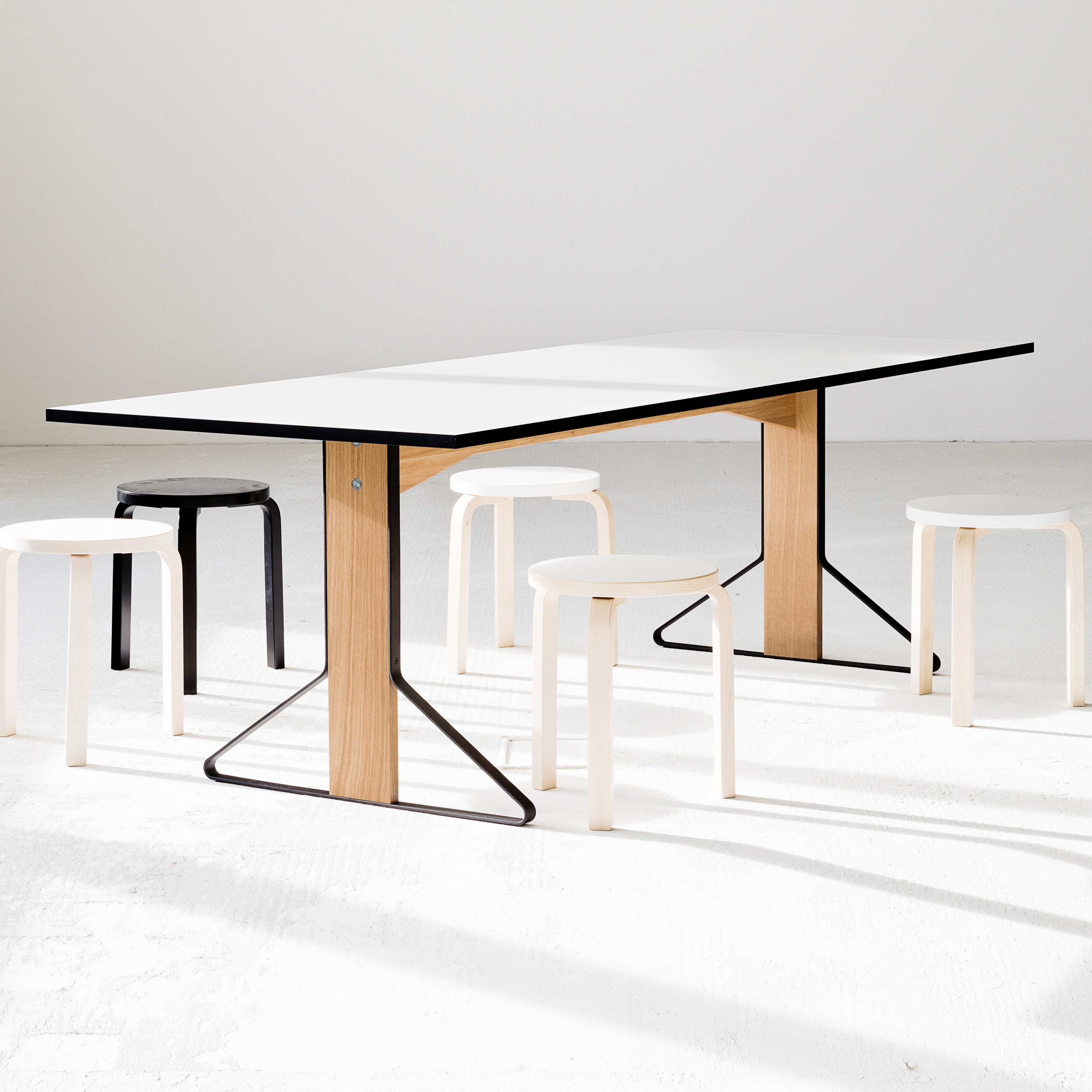Mostrar el producto Kaari Table rectangular REB012 del fabricante Artek