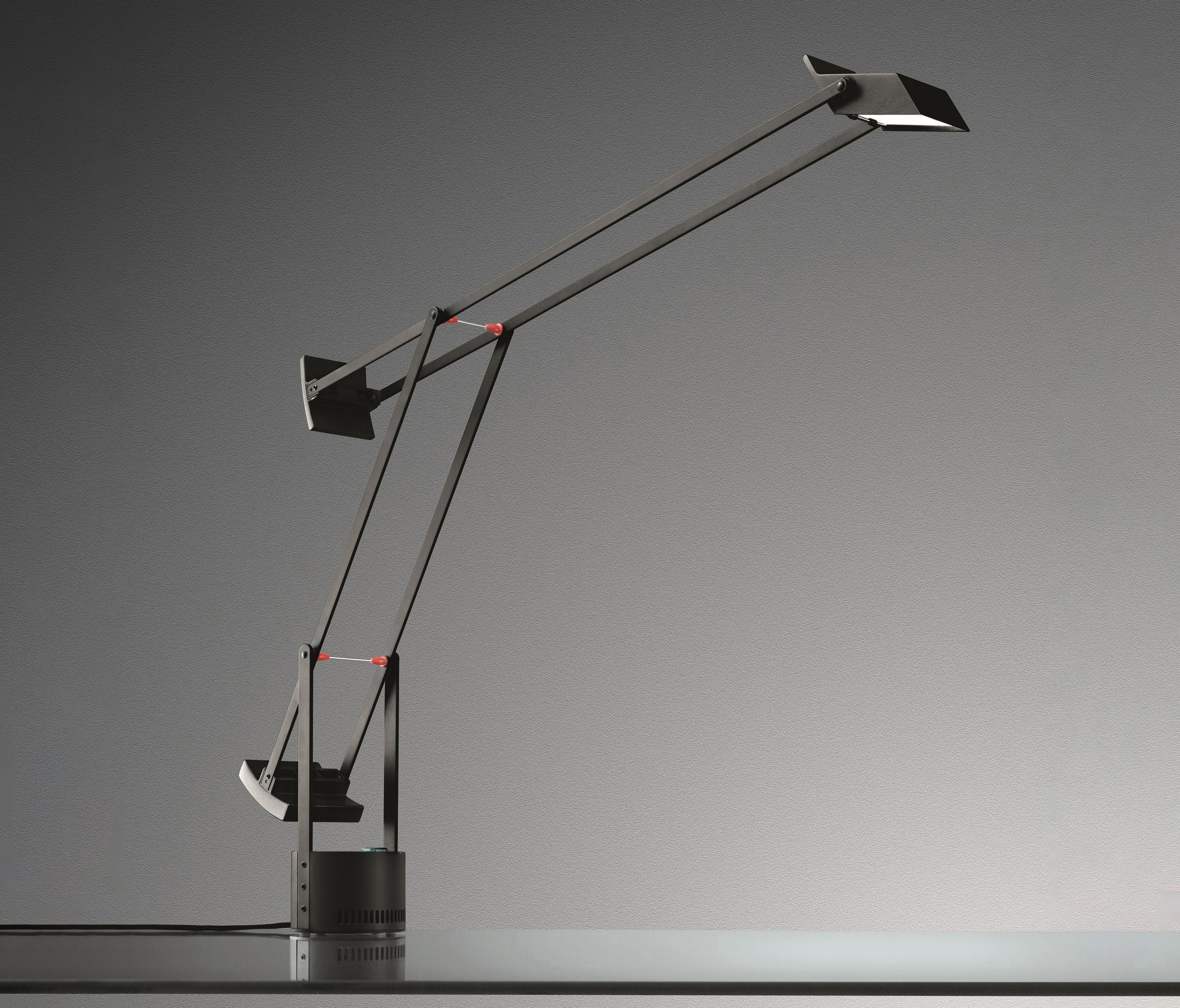 Vertoon produk Tizio Table van vervaardiger Artemide
