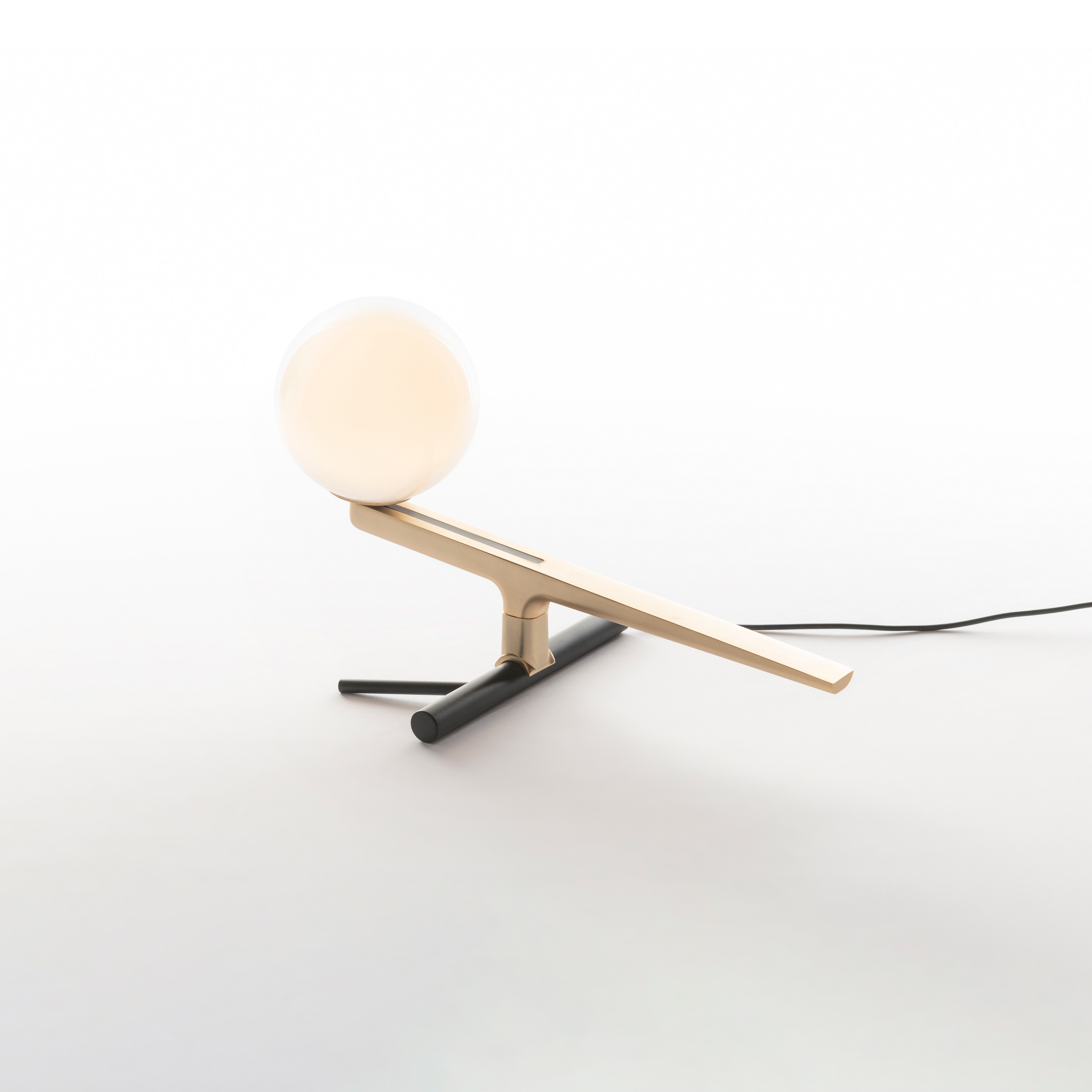 Display product Yanzi Table from manufacturer Artemide