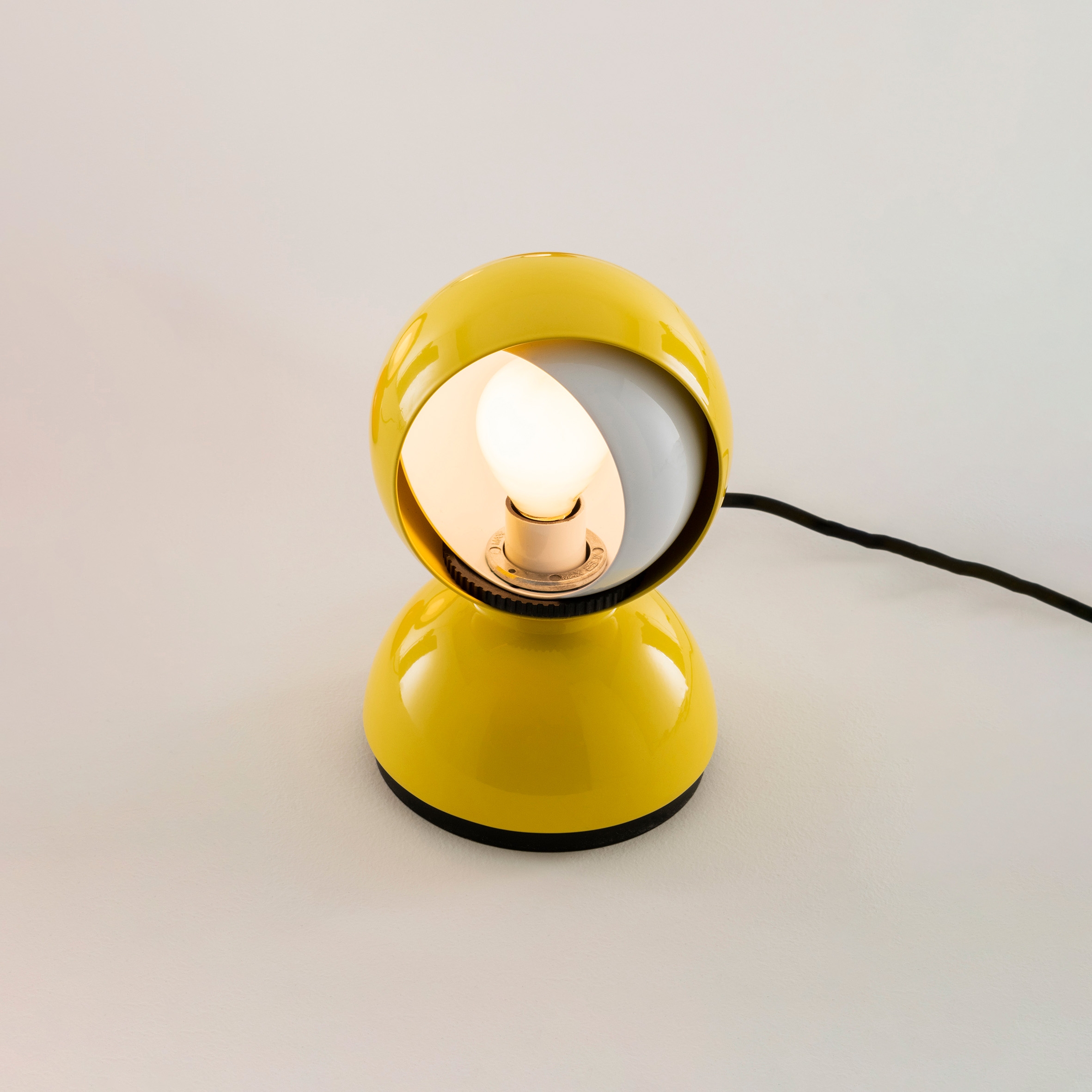 Display product Eclisse from manufacturer Artemide