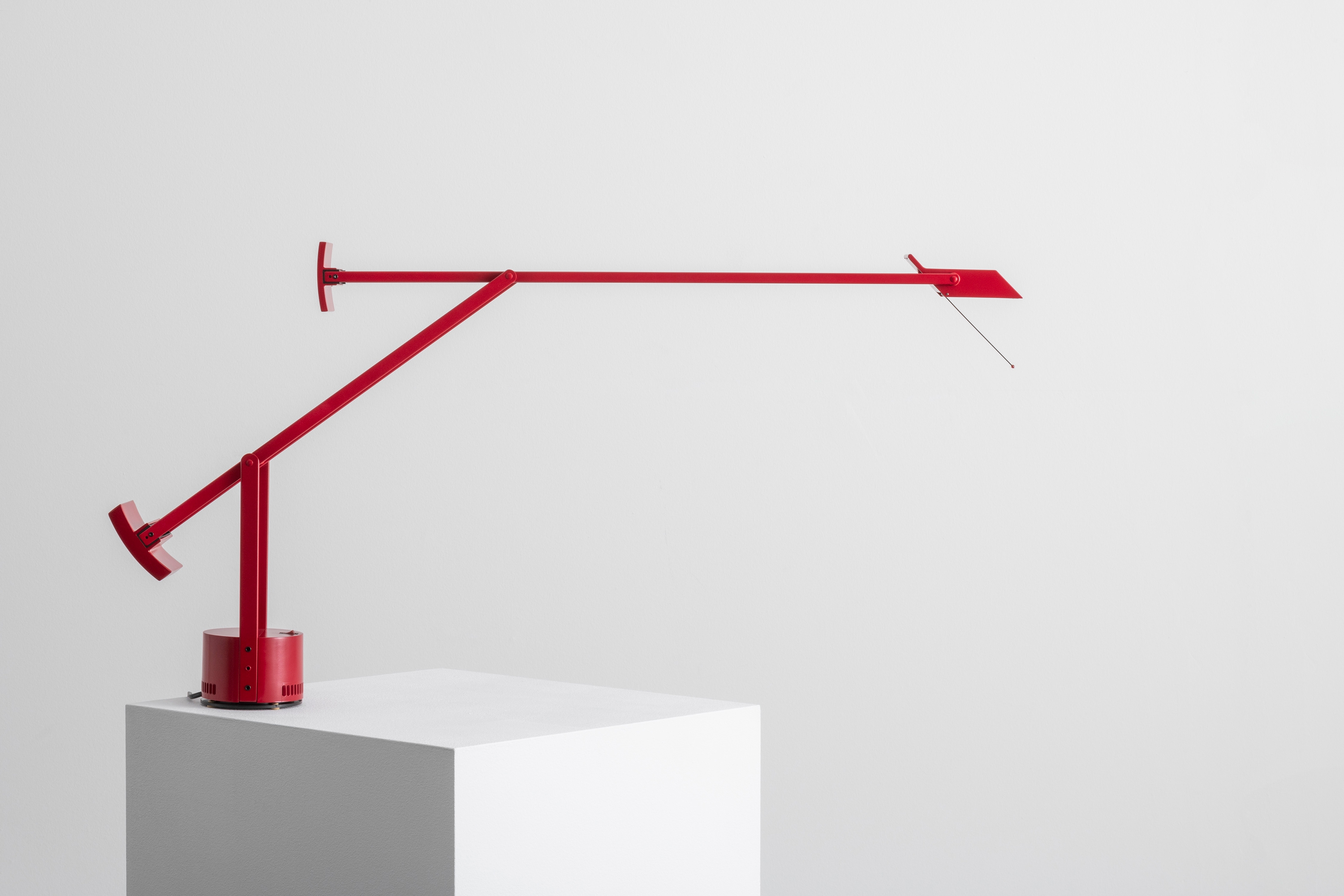 Display product Tizio Table from manufacturer Artemide