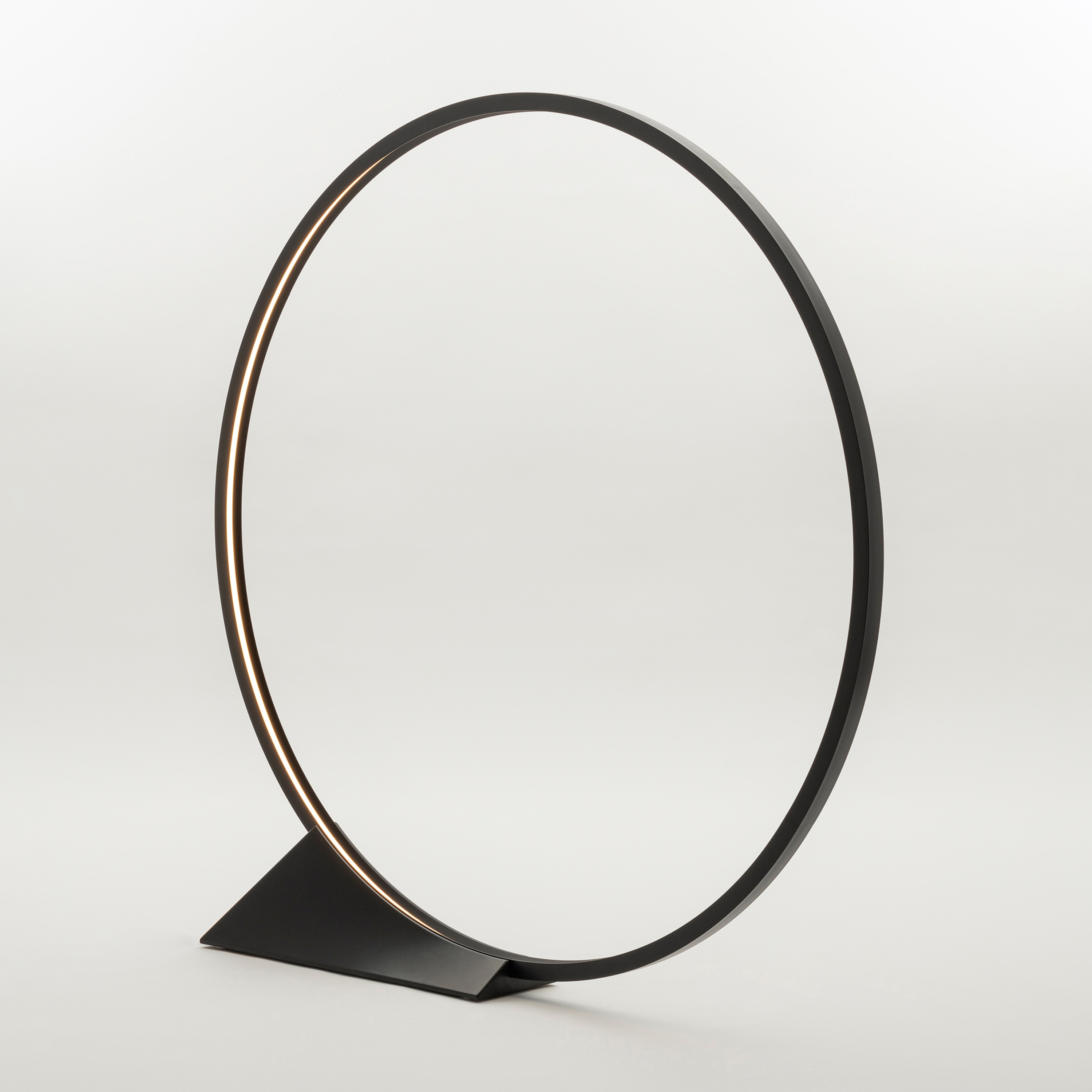 Display product "O" 150 Floor Indoor from manufacturer Artemide