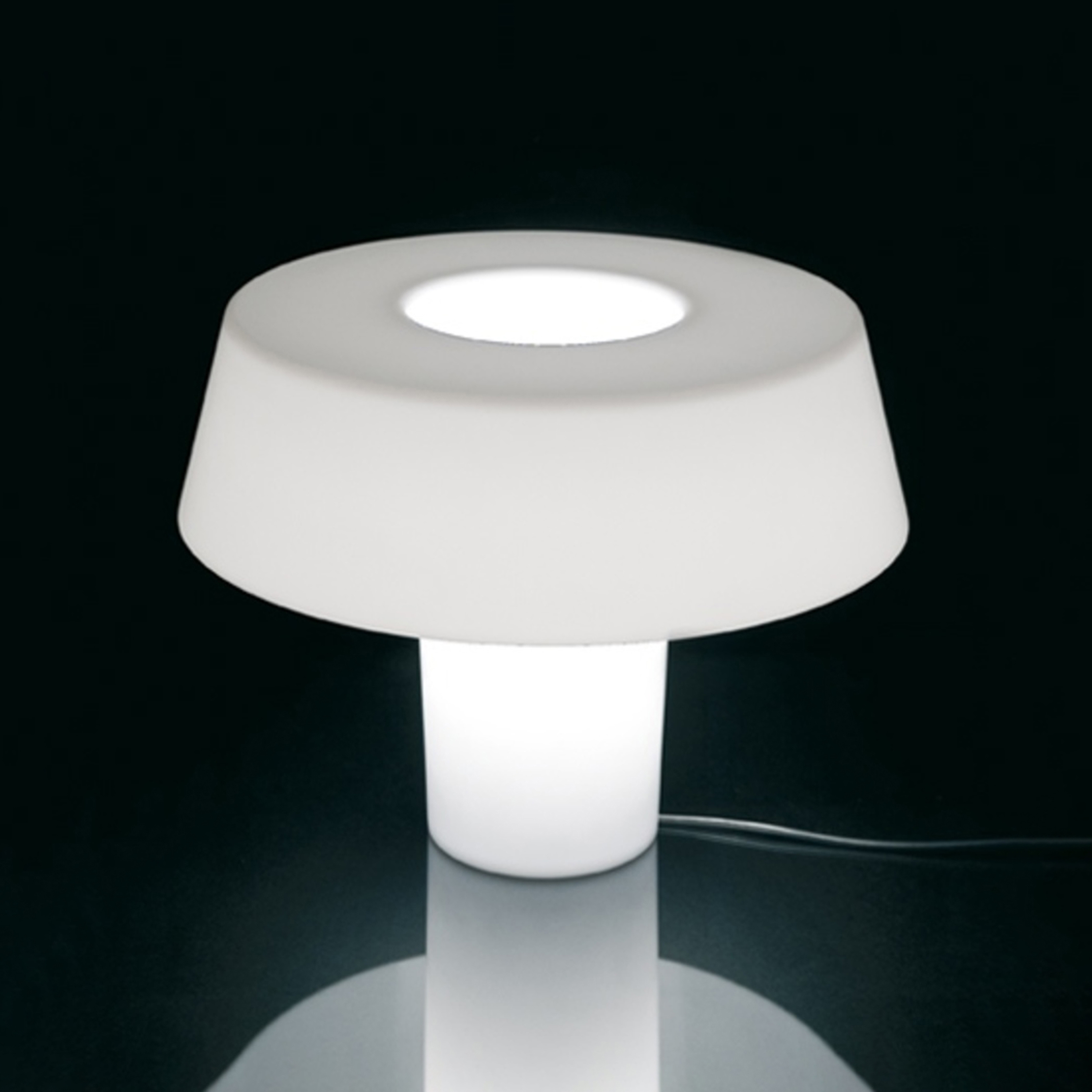 Display product Amami Table from manufacturer Artemide