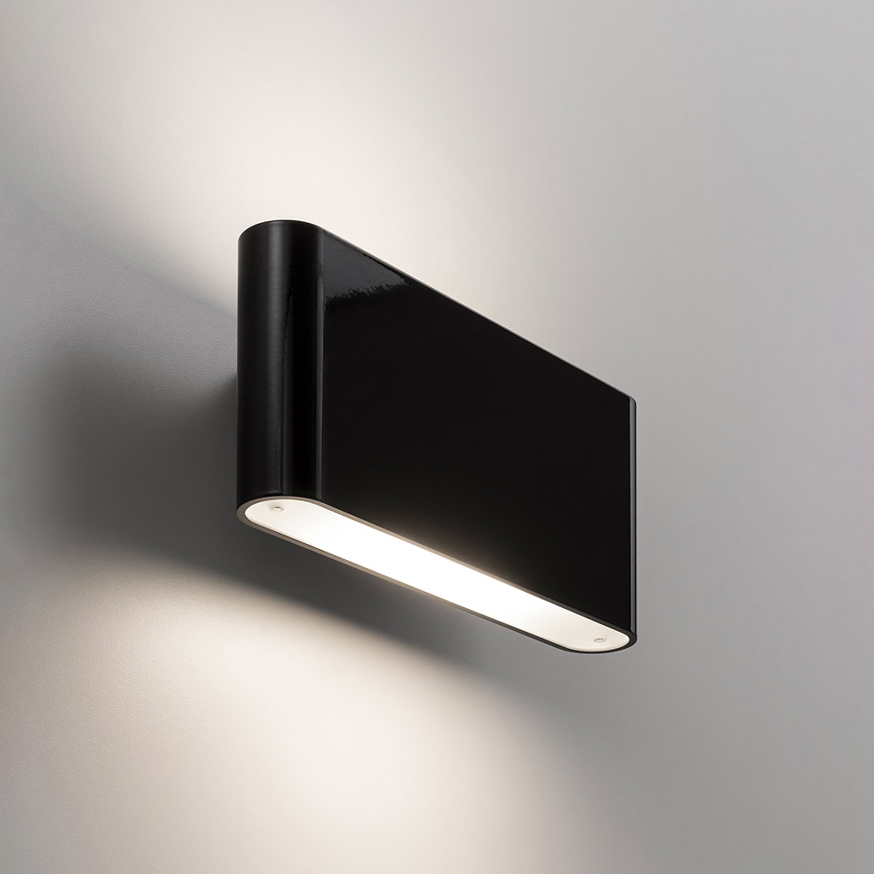 Display product Two Flags Wall from manufacturer Artemide