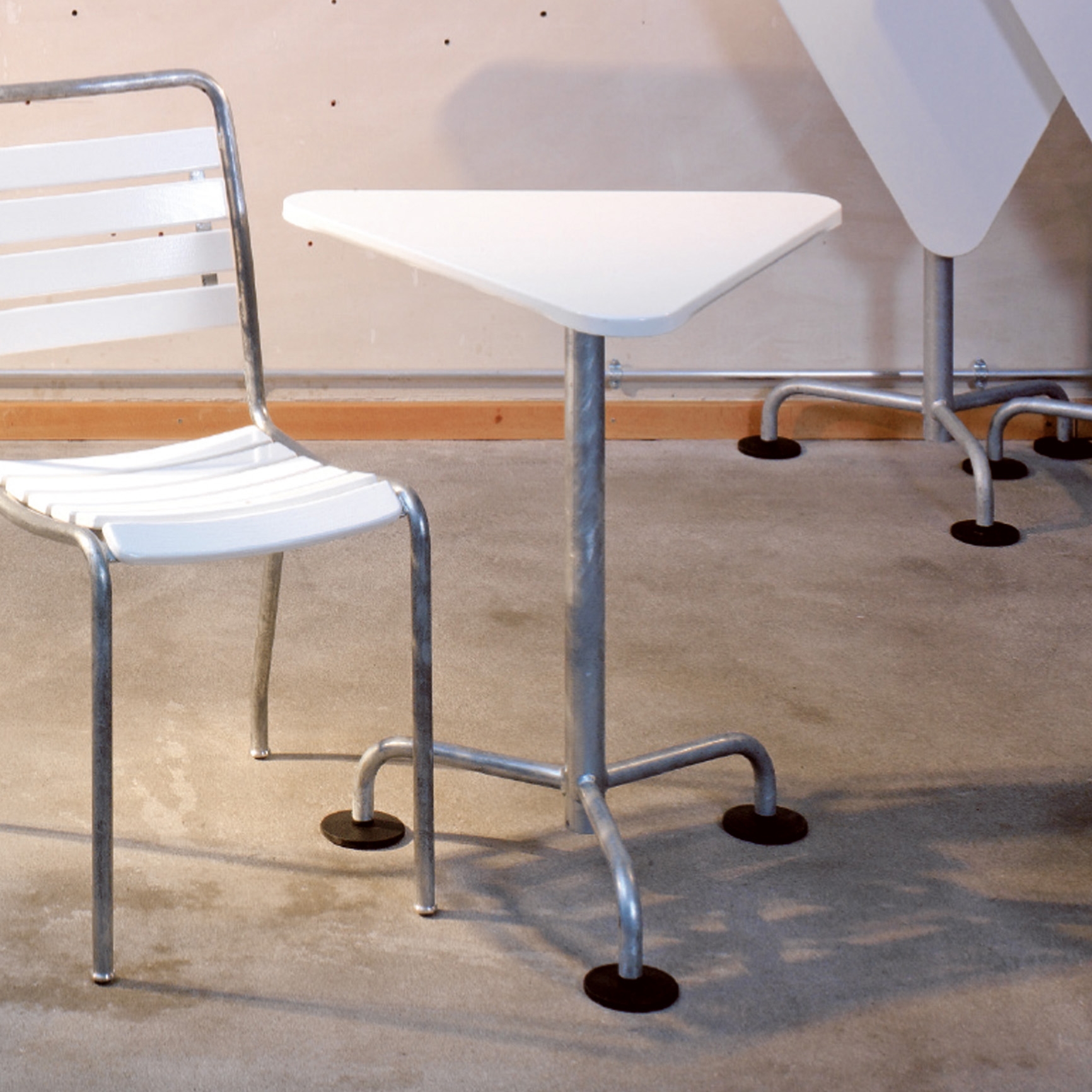 Mostrar el producto The triangular garden table del fabricante Atelier Alinea