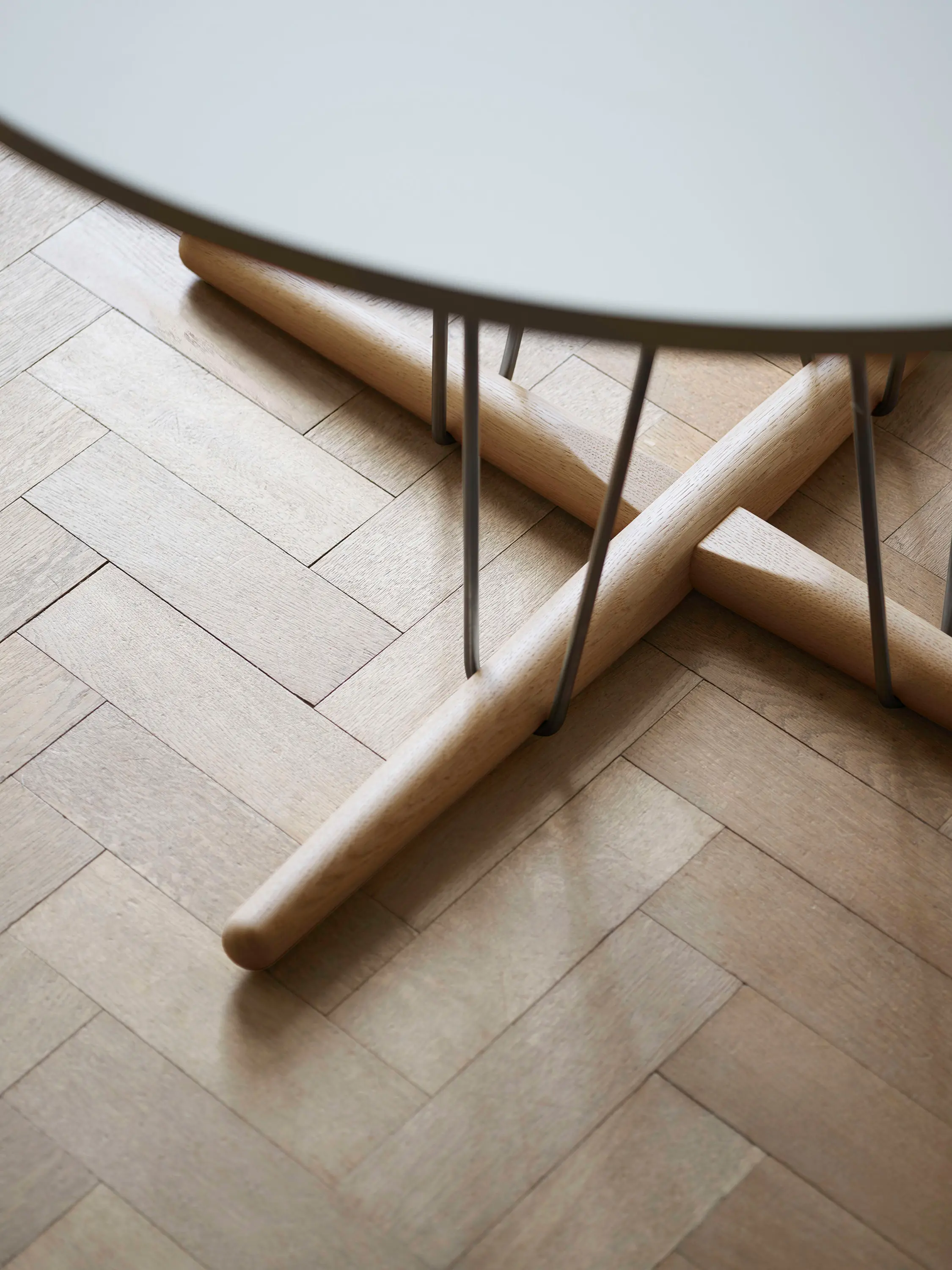Carl Hansen & Søn - E020 | Embrace Table | Ø110