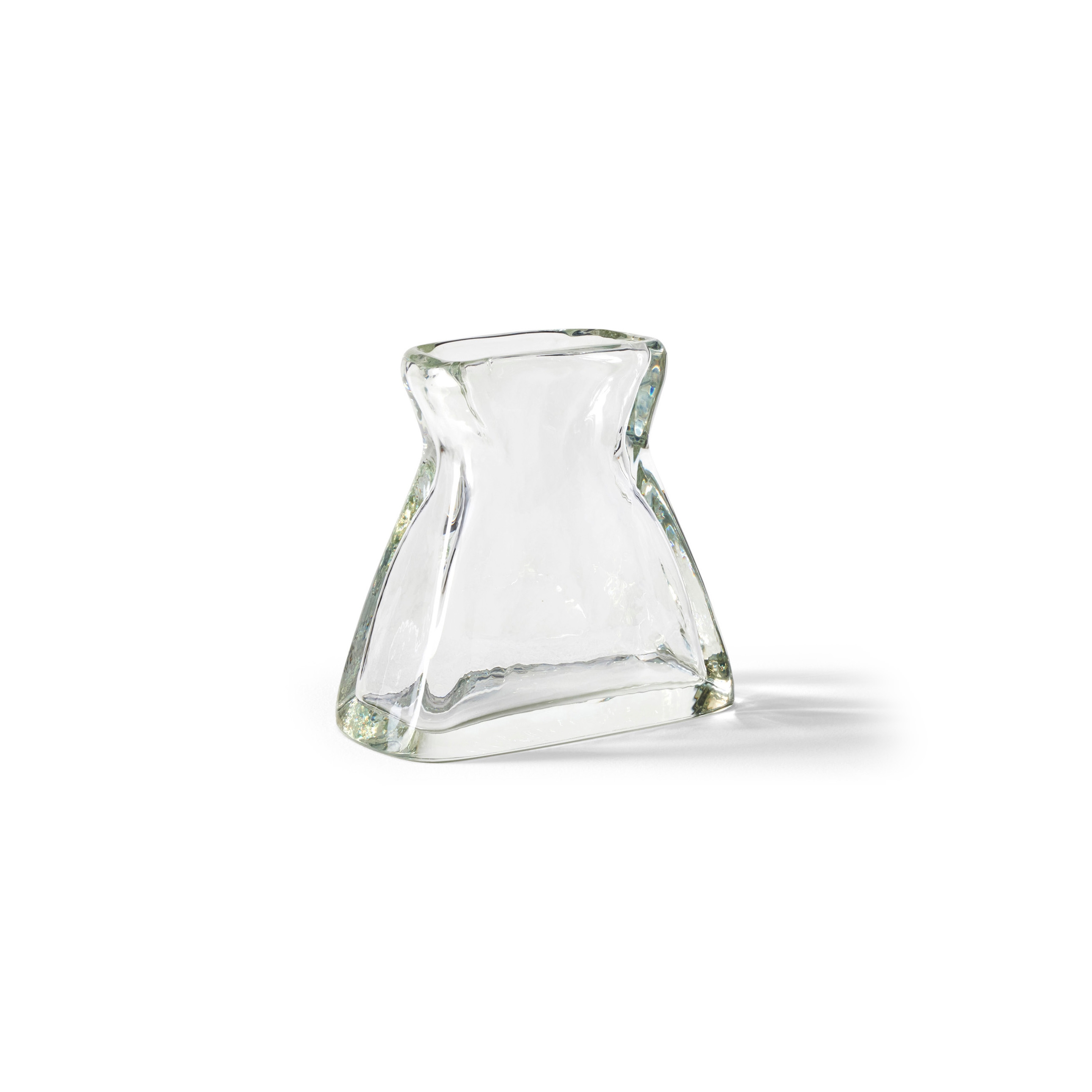 Afficher le produit 547 Vase à fleurs échancré du fabricant Cassina