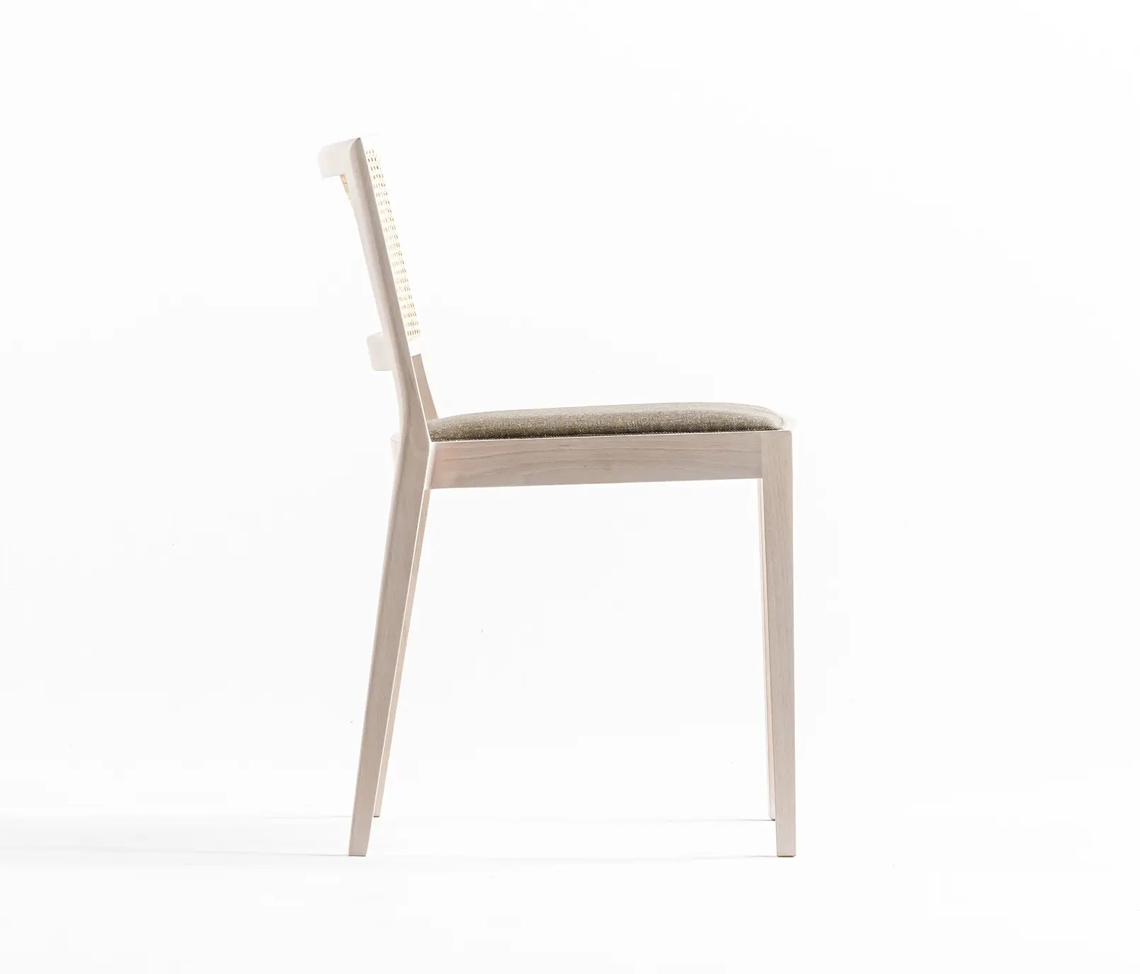 De Padova - A Chair Outside the Cage