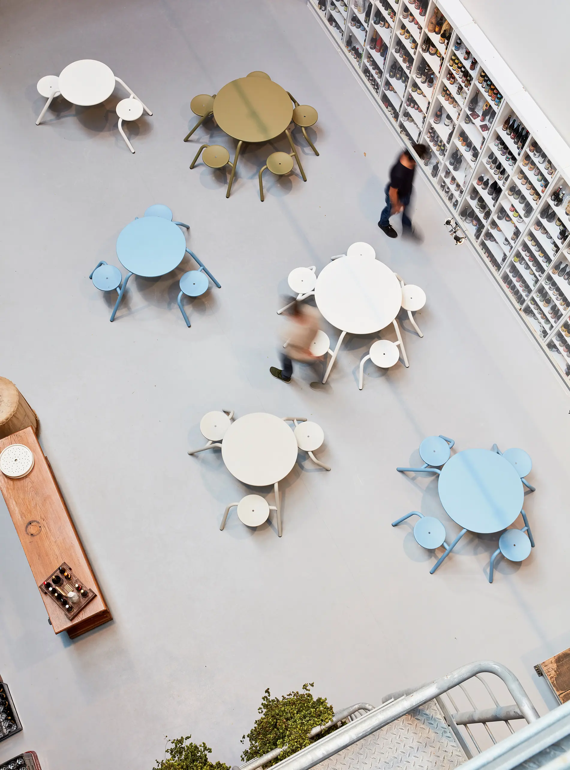 extremis - Virus 4-seater with standard tabletop (with drainage holes & parasol hole)