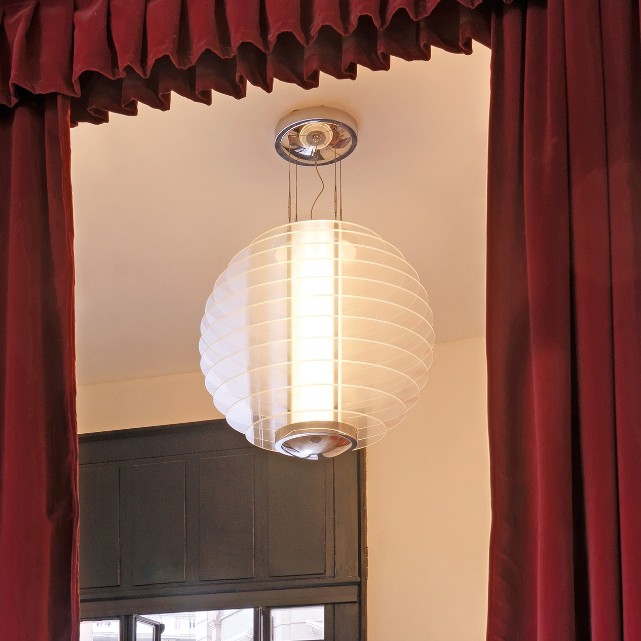 Mostra il prodotto 0024 XXL Lampada a sospensione del produttore FontanaArte