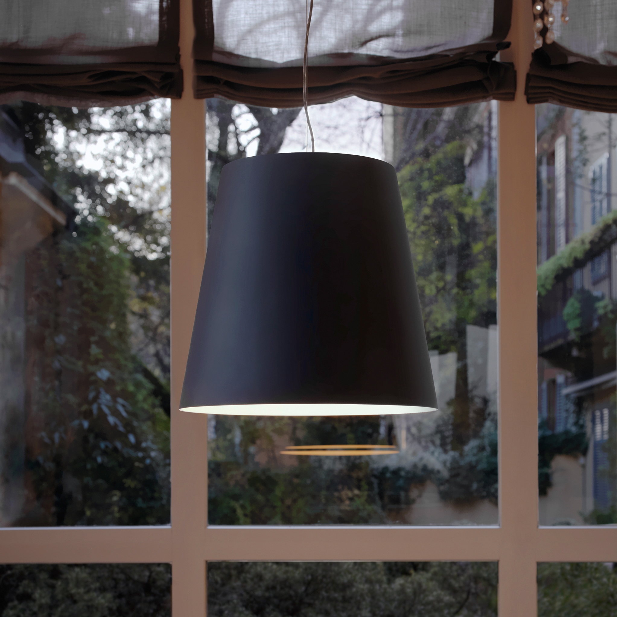 Display product Amax Suspension lamp from manufacturer FontanaArte