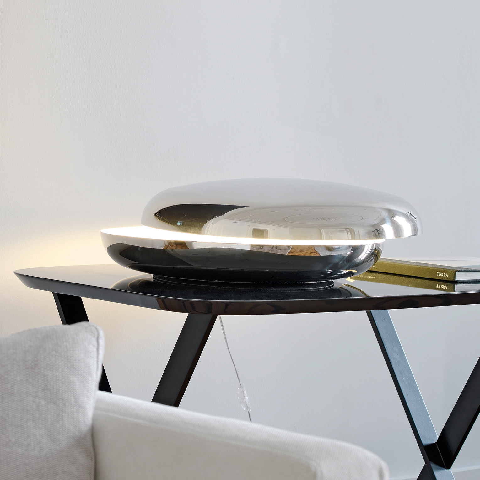 Display product Loop Table lamp from manufacturer FontanaArte