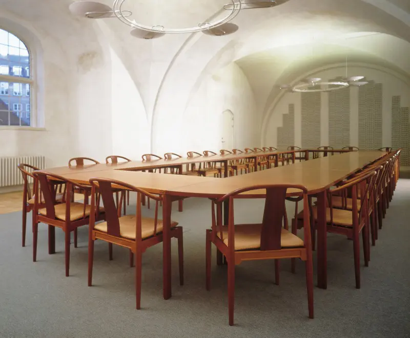 Fritz Hansen - China Chair™ | 4832 | Solid wood | Black coloured ash