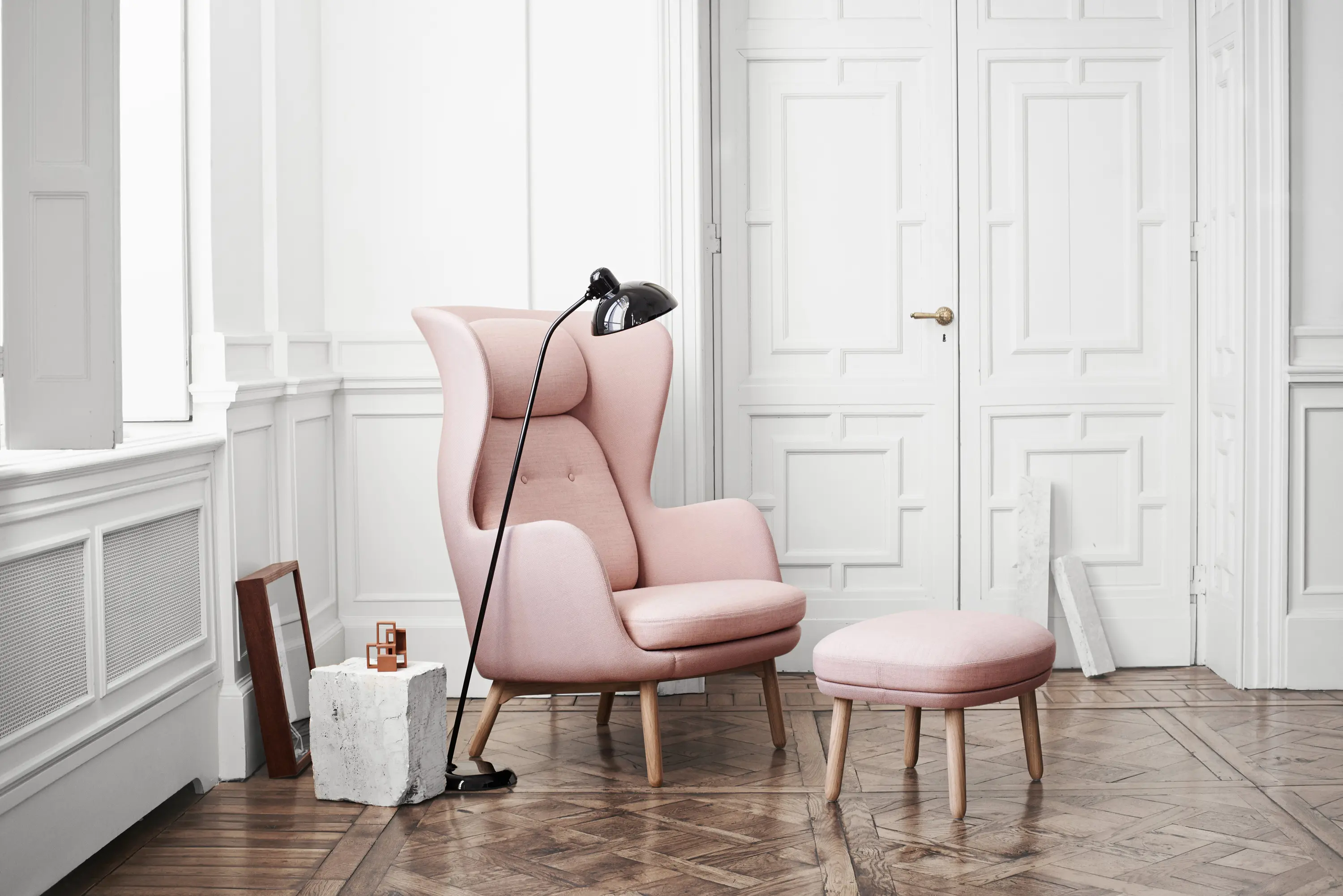 Fritz Hansen - Ro™ | Lounge chair | JH2 | Solid oak base