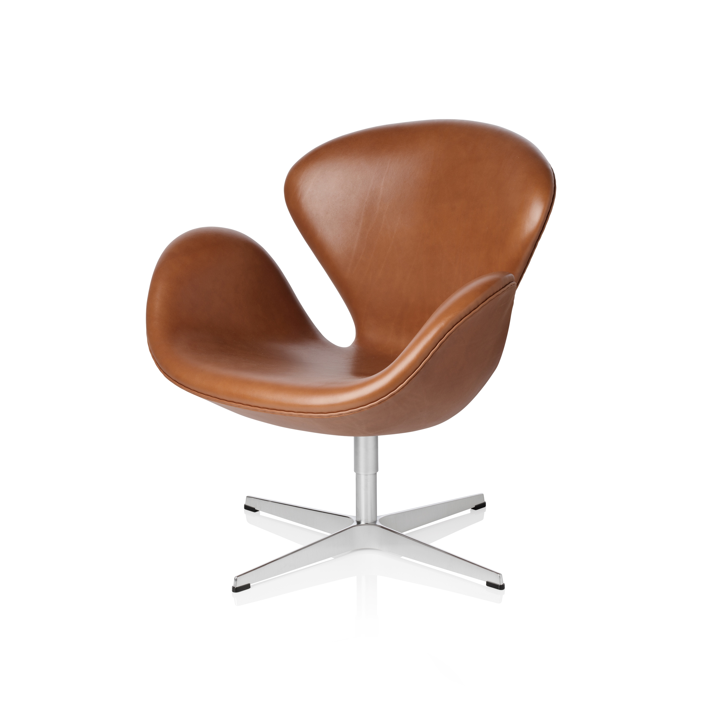 Display product Swan™ | Lounge chair | 3320 | Leather upholstred | Polished aluminum base from manufacturer Fritz Hansen