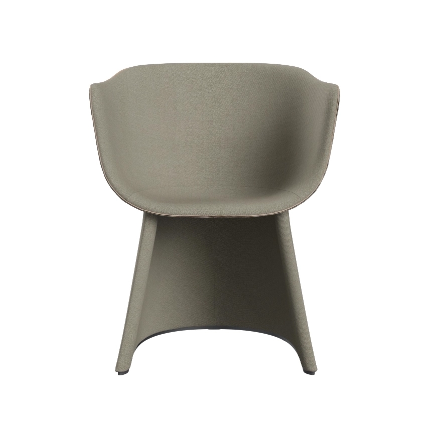 Display product Monolit™ | CM221, Dining chair with leather piping from manufacturer Fritz Hansen
